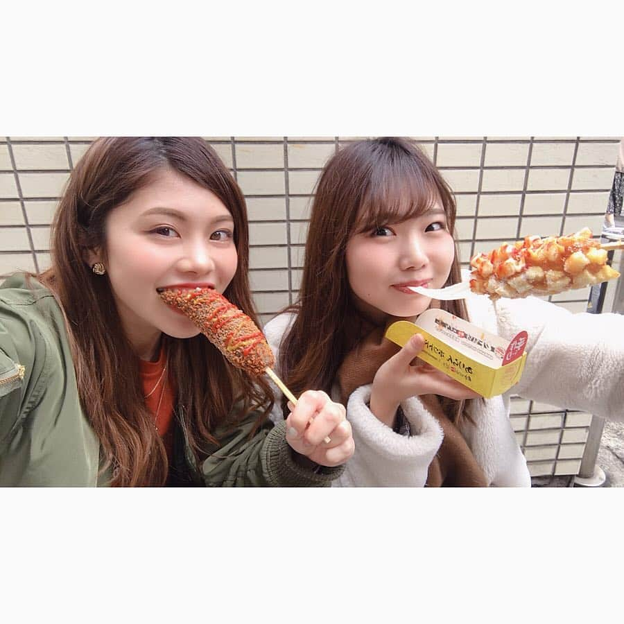 池田真子さんのインスタグラム写真 - (池田真子Instagram)「実は初めて行った新大久保💓 まおさんと食べ歩きしたよ✨ ． ． ここのホットクはめっちゃ並んでて人気のお店みたいで、私は木ノ実にしたんやけど外はカリッと中の実もたっぷり入ってて美味しかった💕 ． ． ． 今回行ったお店はこちら♪ ・33トッポキ／チーズトッポキ ・ポポホットク ／ハチミツ 、木ノ実 ・ありらんホットク／モッツァレラチーズホットドッグ 、ポテトレーラ ． トッポキは写真撮るの忘れた、、😂 ． ． チーズホットドッグは周りの食感が良かった！！ ． ． ． YouTube(MakoChannel)で詳しく紹介してるのでそちらも参考にしてね✨ ． ． ． #新大久保 #新大久保グルメ #食べ歩き #チーズドッグ #チーズハットグ #トッポキ #ホットク #韓国グルメ #韓国料理 #東京グルメ #食べ物 #食べるの好きな人と繋がりたい #食べスタグラム #このあと #タピオカ #飲み比べ #食べ過ぎ #楽しかった #instagood #love #instafood #instalike  #instakorea #cheese #먹스타그램 #음스타그램 #맛스타그램 #맛스타그램 #맛집」4月3日 22時30分 - mako_ikeda