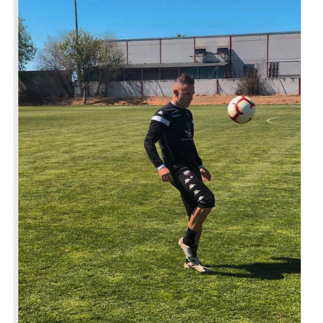 ディエゴ・カペルさんのインスタグラム写真 - (ディエゴ・カペルInstagram)「Nueva semana, misma ilusión!! ⚽️⚽️」4月3日 22時30分 - diegocapel.11