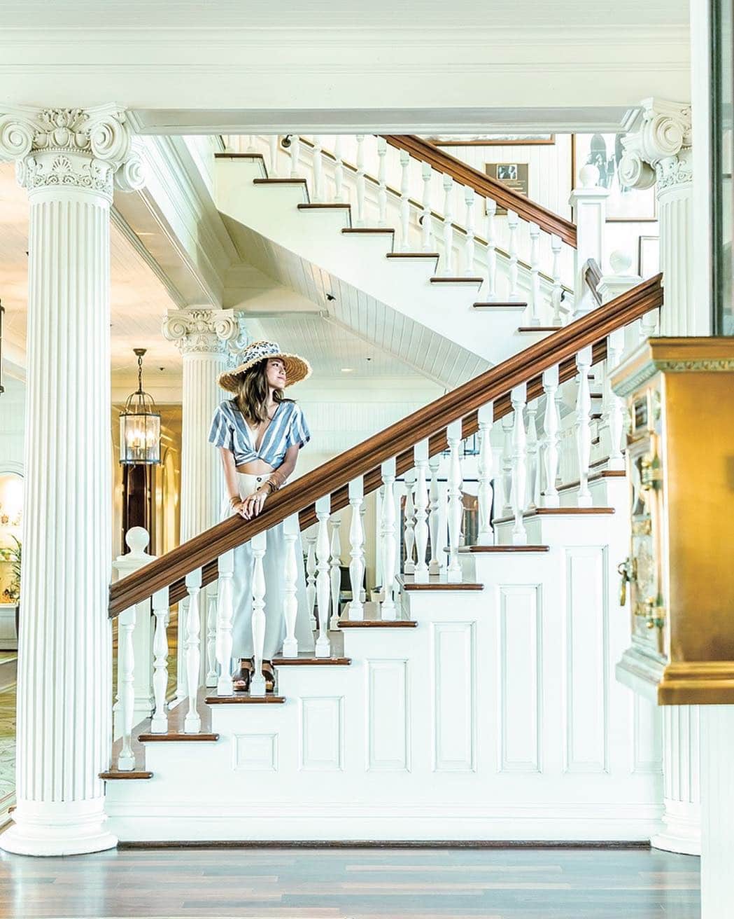 ARLUIS WEDDINGさんのインスタグラム写真 - (ARLUIS WEDDINGInstagram)「. ワイキキで圧倒的な存在感を放つ 白亜の宮殿のようなホテル。 1901年に建設された伝統と格式を誇る ハワイ屈指の名門ホテルなんですよ♡♥ . 白を基調とした建物は、 クラシカルな雰囲気を残しつつ、 とてもスタイリッシュ。 心地よい時間を過ごすことができます⛵ . ---------- #arluiswedding Area：#HAWAII  Chapel：#THEMOANACHAPEL Photo：#GENIC ---------- . アールイズウエディングでは、 結婚式当日はもちろん、 おふたりのリゾートステイをご提案♥ 風までも、思い出になるリゾートウェディングを。 . ---------- #アールイズウエディング  #arluiswedding のハッシュタグをつけて、  結婚式当日のお写真や 現地での様子を投稿・発信してくださいね✈  公式IGでリグラムさせていただきます✨ >>> @arluiswedding . ̶̶̶̶̶̶ ---------- . #アールイズウェディング  #アールイズウエディング #arluiswedding . #モアナチャペル  #moanachapel  #themoanachapel  #resortwedding  #beachwedding  #モアナサーフライダー  #海外ウェディング  #リゾートウエディング  #ハワイウエディング  #ハワイ挙式 . #Hawaii #ハワイ #ハワイホテル #ハワイ旅行 #hawaiitrip  #ホテルステイ #hotel . #ウェディングドレス  #プレ花嫁#結婚式 #家族婚 #卒花  #結婚式の思い出にひたる会」4月3日 22時23分 - arluiswedding
