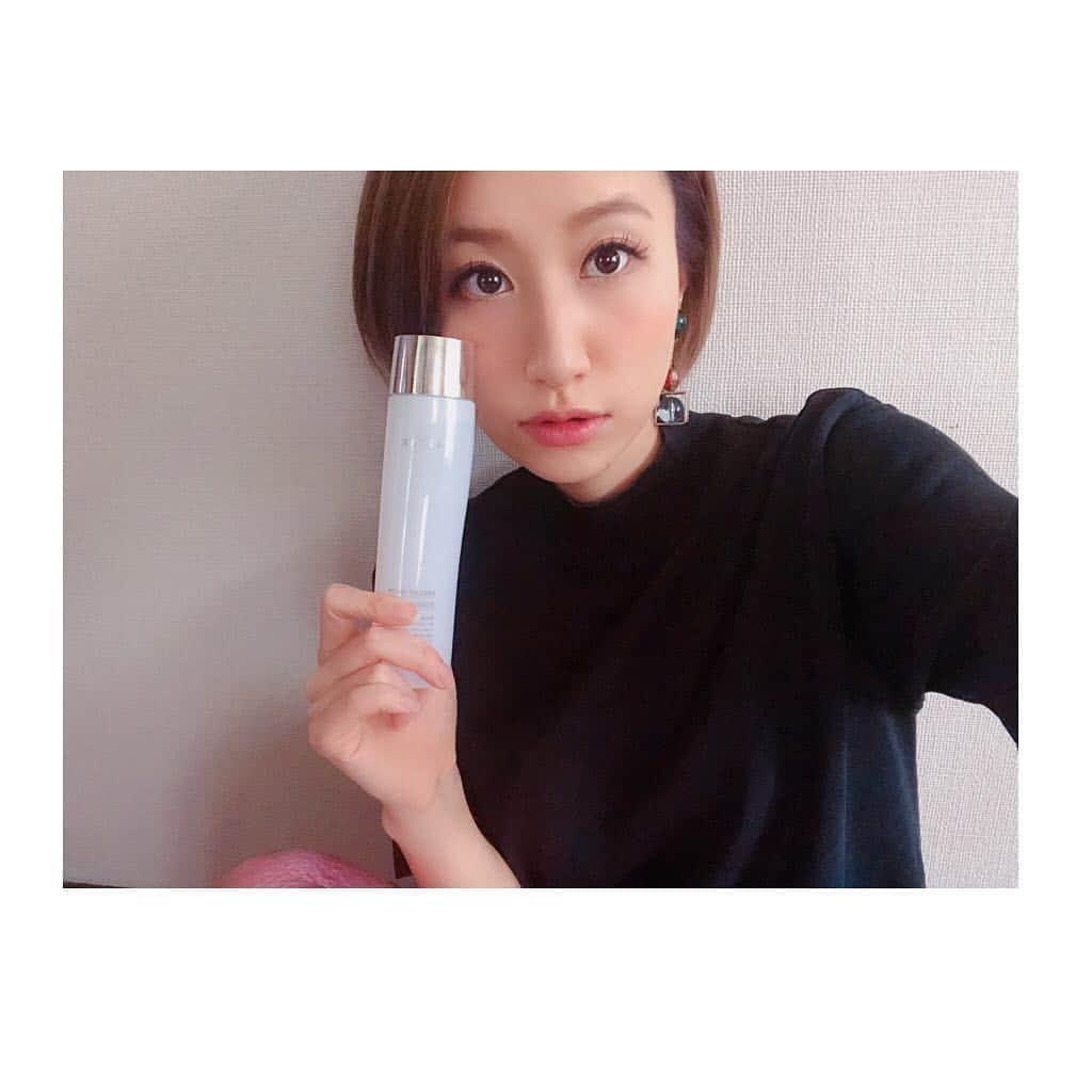 伊藤沙菜さんのインスタグラム写真 - (伊藤沙菜Instagram)「・ 【RETAR】の3点セットを プレゼントしていただきました😢❤️👏🏻👏🏻✨ @retar.official  ㅤㅤㅤㅤㅤㅤㅤㅤㅤㅤㅤㅤㅤ 🌸コンセプト🌸 RETARは潤いを保ちながら アンチポリューションケアが出来るスキンケアシリーズで 自動車排気ガスなどの大気汚染物質が問題になる、 現代社会の自然環境やストレスに負けない肌に。 自然由来の７つの成分が肌に潤いを与え、人間が本来持っている、美しい肌へと導いてくれます。 ㅤㅤㅤㅤㅤㅤㅤㅤㅤㅤㅤㅤㅤ ------------------------------------------------- ㅤㅤㅤㅤㅤㅤㅤㅤㅤㅤㅤㅤㅤ 使用してから2週間経ちますが 柑橘系の香りがフレッシュでさっぱりしていて とてもつけていて気持ちがいい😆❤️ ㅤㅤㅤㅤㅤㅤㅤㅤㅤㅤㅤㅤㅤ 洗顔も泡立ちが良く、化粧美容液もリッチでお肌モッチモチ‼️ ㅤㅤㅤㅤㅤㅤㅤㅤㅤㅤㅤㅤㅤ 1番のお気に入りは保湿ジェル‼️ ㅤㅤㅤㅤㅤㅤㅤㅤㅤㅤㅤㅤㅤ 朝は薄くつけてますが 乾燥が気になる日の夜にしっかりつけて寝ると、パックをして寝たかのようにビックリするくらい 膜を作ってくれる感覚でゆっくり吸収してくれて 柔らかくてみずみずしい肌にしてくれます‼️ ㅤㅤㅤㅤㅤㅤㅤㅤㅤㅤㅤㅤㅤ 正直めちゃ気に入りました😳😳😳🌹🌹🌹✨ ㅤㅤㅤㅤㅤㅤㅤㅤㅤㅤㅤㅤㅤ 今FCPでもRETARの3点セットのプレゼント企画をしているので 是非みなさま参加してくださいな😚⭐️⭐️⭐️ @fc_p_official  ㅤㅤㅤㅤㅤㅤㅤㅤㅤㅤㅤㅤㅤ 素敵なプレゼント ありがとうございます😆❤️」4月3日 22時25分 - 37room_official