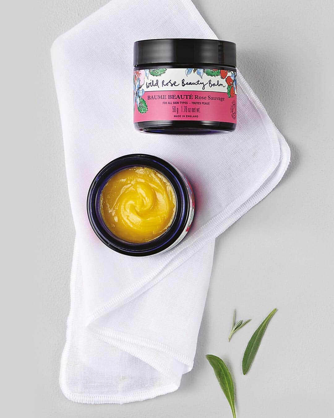 Neal's Yard Remediesさんのインスタグラム写真 - (Neal's Yard RemediesInstagram)「We're placing our award winning, one pot wonder in the spotlight this month, and we'd love to know your favourite way to use it! How do you use yours?👇🌹✨」4月3日 22時26分 - nealsyardremedies