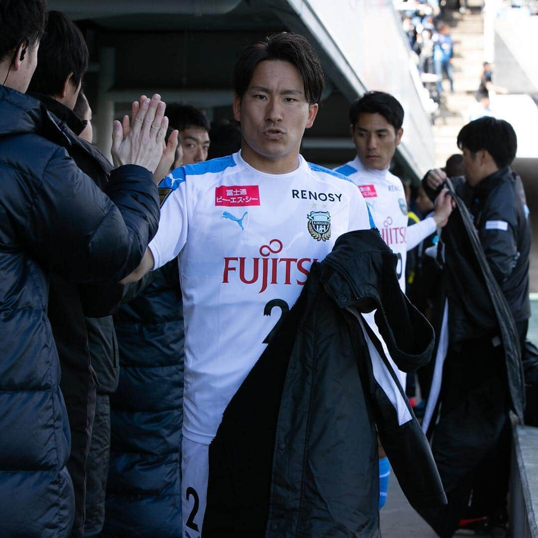 カブレラさんのインスタグラム写真 - (カブレラInstagram)「☀︎ 松本戦⚽️今季リーグ戦では、5戦目にして初のフル出場だったこのお方(o˘◡˘o)💡 いつになく凛々しいショットだからこその、いつもの鼻にタグをつけておくってことを忘れずにやるぼく👃☆ そういうのを「ありがとーな😝」って拾ってくれるのがこのお方。 ぼく達もスタッフくん達もみんな助けられてるんだよねっ☺︎ そんなノボリくんだって、なかなか出場機会が巡ってこなくて、ストレスも溜まってたとぼく勝手ながら思う💨 そんな気持ちがあったのか、特にこないだの試合は「やってやろう🔥」って雰囲気がビシビシと伝わってきた(๑•̀◡•́๑) 前半19分のねっ、ヒデくんがカットして、アキくんがドリブル突破をしたシーン! アキくんが受けてドリブルを始めた瞬間💡ノボリくんはまだ後ろにいたの。アキくんがいつものように足にピタッとくっつくドリブルをしながら、何度も何度も何度も左を見てタイミングを計ってるなってことくらいぼくにも分かったけど、まさかノボリくんが3人もディフェンダーを引き連れて駆け上がってくるとは思わなかった( ｡•̀_•́｡)👍 トラップからのシュートは惜しくも外れたけど、DAZNで見たら、駆け上がる最中に4回も周りを確認しながら必死に走ってきてた。ああいうとこねっ! 結果的にボールが来ない時もあるのがサッカーだけど、ああいうとこの労を絶対に惜しまない人。そういう姿を見てるからぼくたちはノボリくんを応援するんだ(｡•̀◡-)✧ それだけに先制点は嬉しかったよねっ😊♪ もちろんケイくんの素晴らしいダイビングヘッドも称えるべきだけど、あのシーンだって、アキくんがボールを持って右サイドを突破してる時に、しっかりと逆サイドで走ってきてた🏃‍♂️だからこそ、あの位置でボールを拾えてからのアシストだったから、最高だった(๑˃̵ᴗ˂̵)و✨ ん〜、ちょっと褒め過ぎたからこの辺にしておこっかなと思う😎byカブレラ ☀︎ #登里享平 #鼻タグリザト #24時間しゃべり続けている その名も #シャベリザト #マシンガントークを繰り広げているノボリくんを遠めで観察してるリョウタくん #この構図が好きっていう選手やスタッフは多いという噂😂 #転びそうになったり不恰好になっても身体を張って全力でプレーする その名も #ネバリザト #どんな時も明るく前向きに笑いに貪欲に #落下点がブレ気味の大したオチのない話 #でもブレずにめげずに繰り返すことでショウゴくんあたりが拾ってくれる #お決まりの流れでもはやフロンターレの日常 その結果 #場の雰囲気が明るくなる #このお方は名前の通り正真正銘のノボリザト⤴︎ #frontale #フロンターレ #kawasaki #川崎 #⚽️ #soccer #サッカー #jleague #Jリーグ」4月3日 22時29分 - kawasaki_frontale