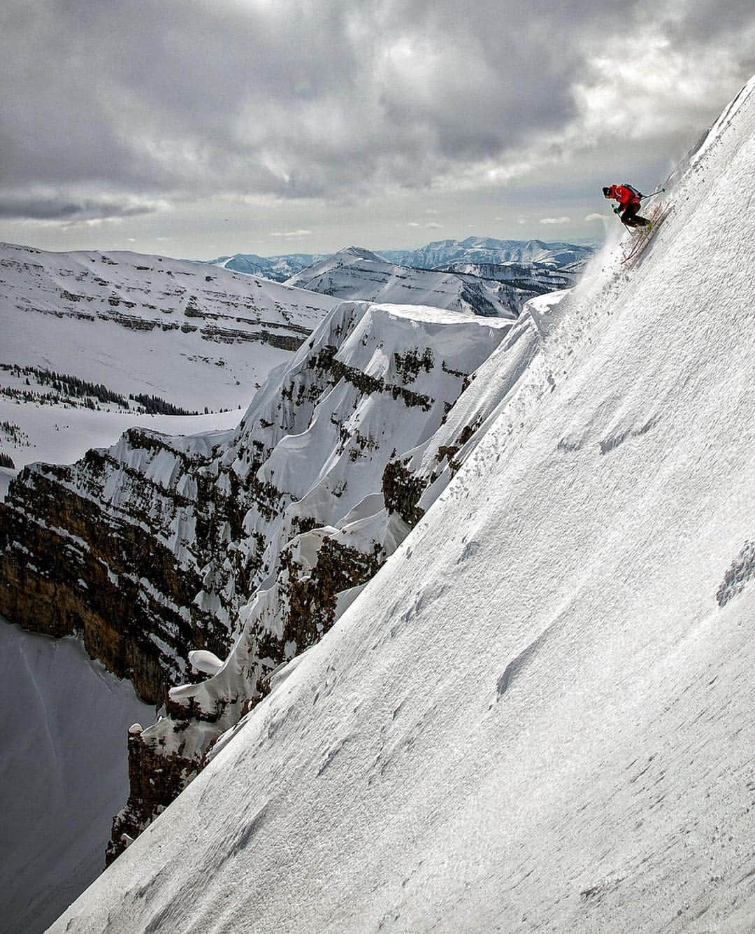 ジミー・チンさんのインスタグラム写真 - (ジミー・チンInstagram)「Photos by @jxnfigs  Finding a little peace and quiet at home... I can see this line from my house and have skied it countless times yet it never gets old. In fact I seem to appreciate it more every year, like an old friend. The exposure to the right keeps you honest, the no fall zone to the left keeps it real. Nice to still be able to find it untouched at the end of the day. Thanks for the good company and the pics @jxnfigs... @thenorthface」4月3日 22時30分 - jimmychin