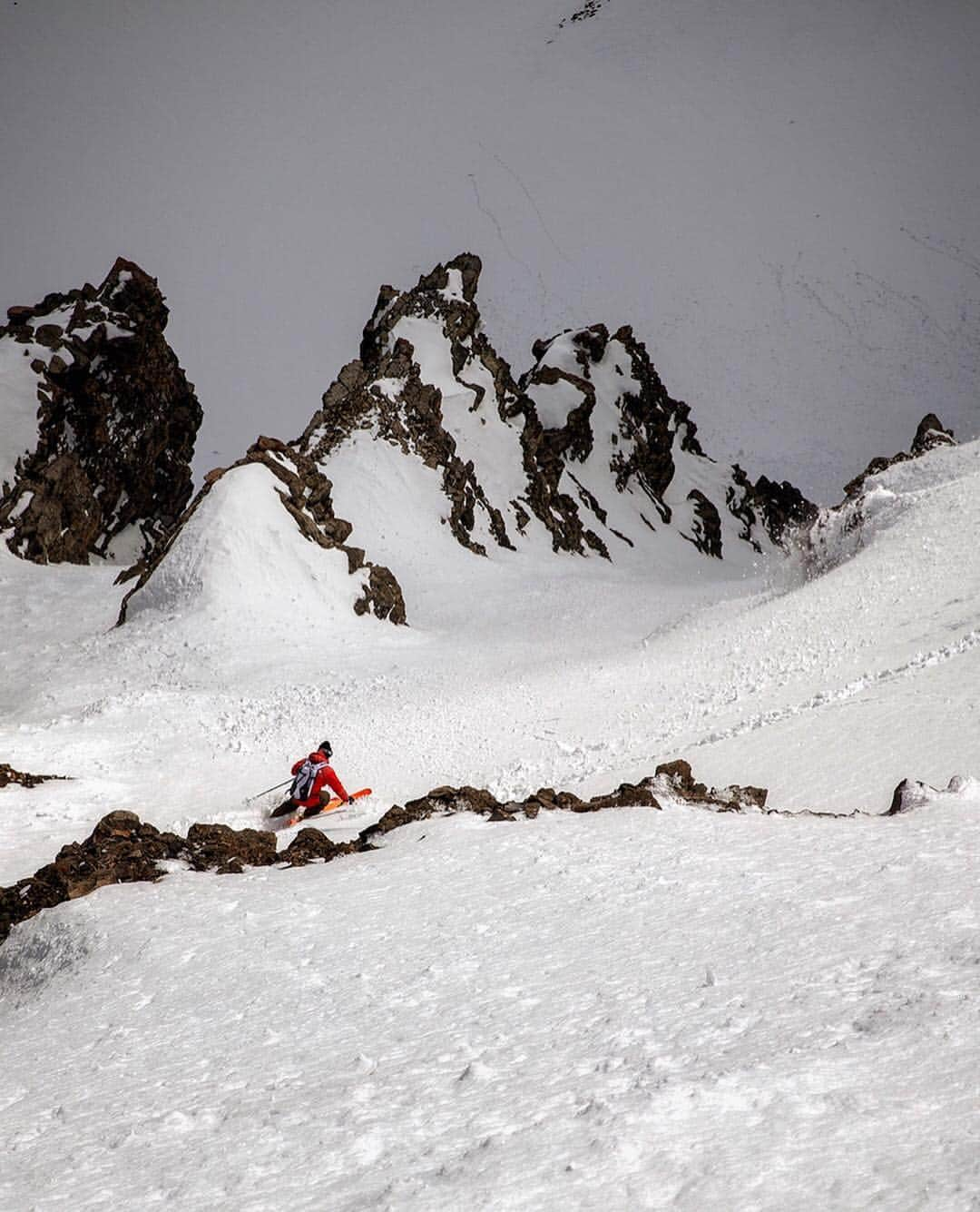 ジミー・チンさんのインスタグラム写真 - (ジミー・チンInstagram)「Photos by @jxnfigs  Finding a little peace and quiet at home... I can see this line from my house and have skied it countless times yet it never gets old. In fact I seem to appreciate it more every year, like an old friend. The exposure to the right keeps you honest, the no fall zone to the left keeps it real. Nice to still be able to find it untouched at the end of the day. Thanks for the good company and the pics @jxnfigs... @thenorthface」4月3日 22時30分 - jimmychin