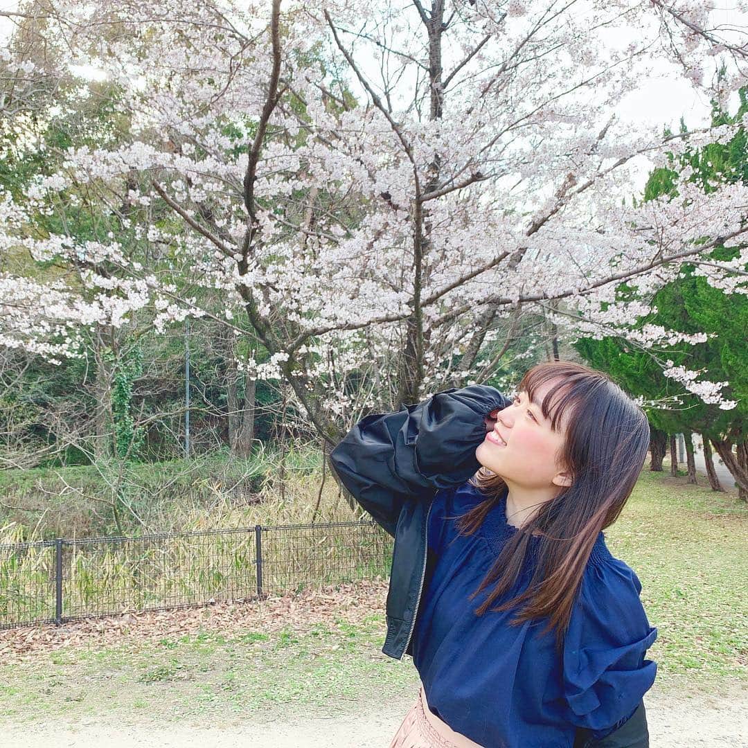 のインスタグラム：「まだまだ寒いね〜😵 ママと寒すぎじゃんってなって、 すぐに帰ったよねぇ〜ヽ(；▽；) 早く暖かくなってほしいな💕  #春#桜#お花見. . ↓おまけ話♡ 昨日、えっ！すご！ってなったことがあって、 YouTubeが再生速度変えれるの みんな知ってた？笑  洋楽歌いたいって時とか 本当に本当に便利だと思う！ 振りコピにもいいかもね！  結構前からあったのかな、、笑 本当すごいんだけど！便利な時代だ〜！ どんどん楽しいことが増えそう😆  おやすみー(♡˘◦˘♡)Zzz」