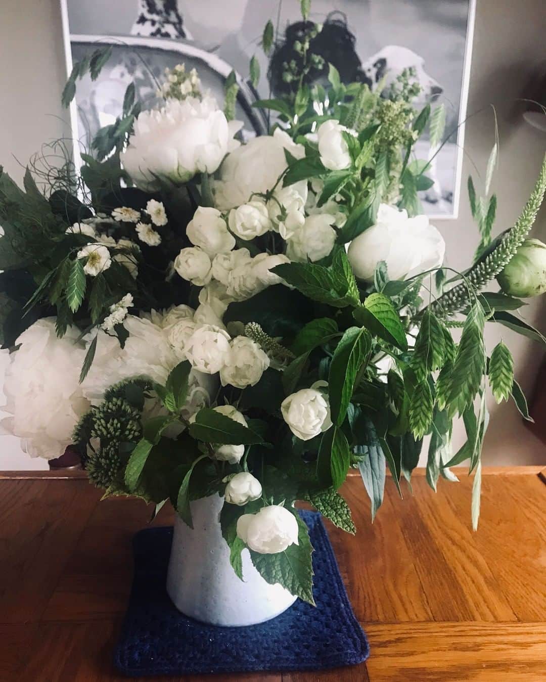 のインスタグラム：「【#本日のご褒美 】#水曜日はお花の日 💐 新生活にぴったりなホワイトとグリーンのブーケは、友人からのプレゼント。さっそく部屋に飾って、気分も晴れやかに。今年は“#花のある暮らし ”をもっと楽しんでいきたいです。 #flowerwednesday #todayslittlehappiness #VOGUEGIRLエディターのお気に入り #ブーケ #お花 #新生活」