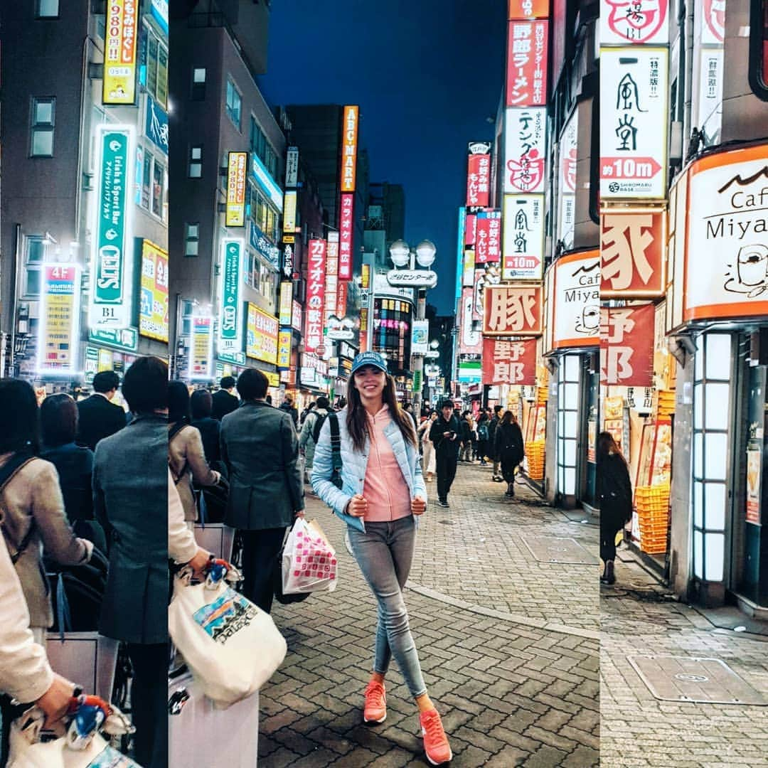 メリティナ・スタニウタさんのインスタグラム写真 - (メリティナ・スタニウタInstagram)「Konichiwa 🇯🇵 from the busiest road in Tokyo- Shibuya street !  Missed this city a lot , so finally here 😍 ⠀ Такого количества людей и информации за раз вы нигде , кроме перекрёстка 7и ⚠️ дорог на Сибуе в Токио не увидите ! Соскучилась по Японии , так что в первый же день днем расслабилась в моих любимых ваннах онсен , а вечером окунулась в токийскую суету с головой 🙆‍♀️😛🤯 ⠀ #tokyo #japan #shibuya #shibuyacrossing  #tokyonight #tokyolights #travel #traveltheworld #MeliinTokyo #япония #токио #сибуя」4月3日 22時32分 - melitinastaniouta