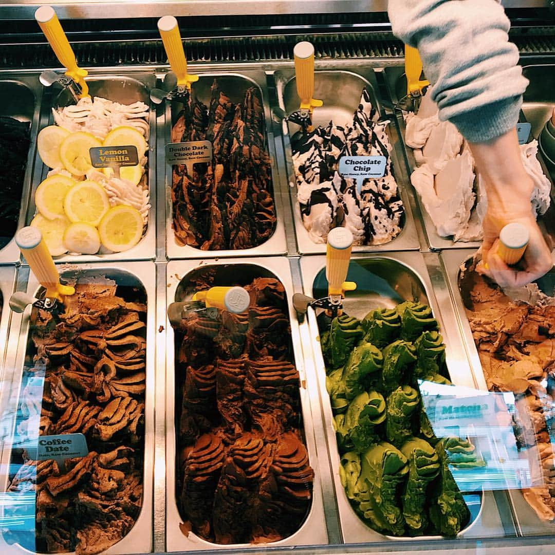 野中生萌さんのインスタグラム写真 - (野中生萌Instagram)「Stopped by an icecream shop where everything is made for the vegan🌱[cinnamon/ lemon vanilla & coffee date/matcha] 🤤💚北参道にあるオススメのアイス屋さん！全部植物性で出来てるんだって #imnotvegan #instadaily #sweet」4月3日 22時32分 - nonaka_miho