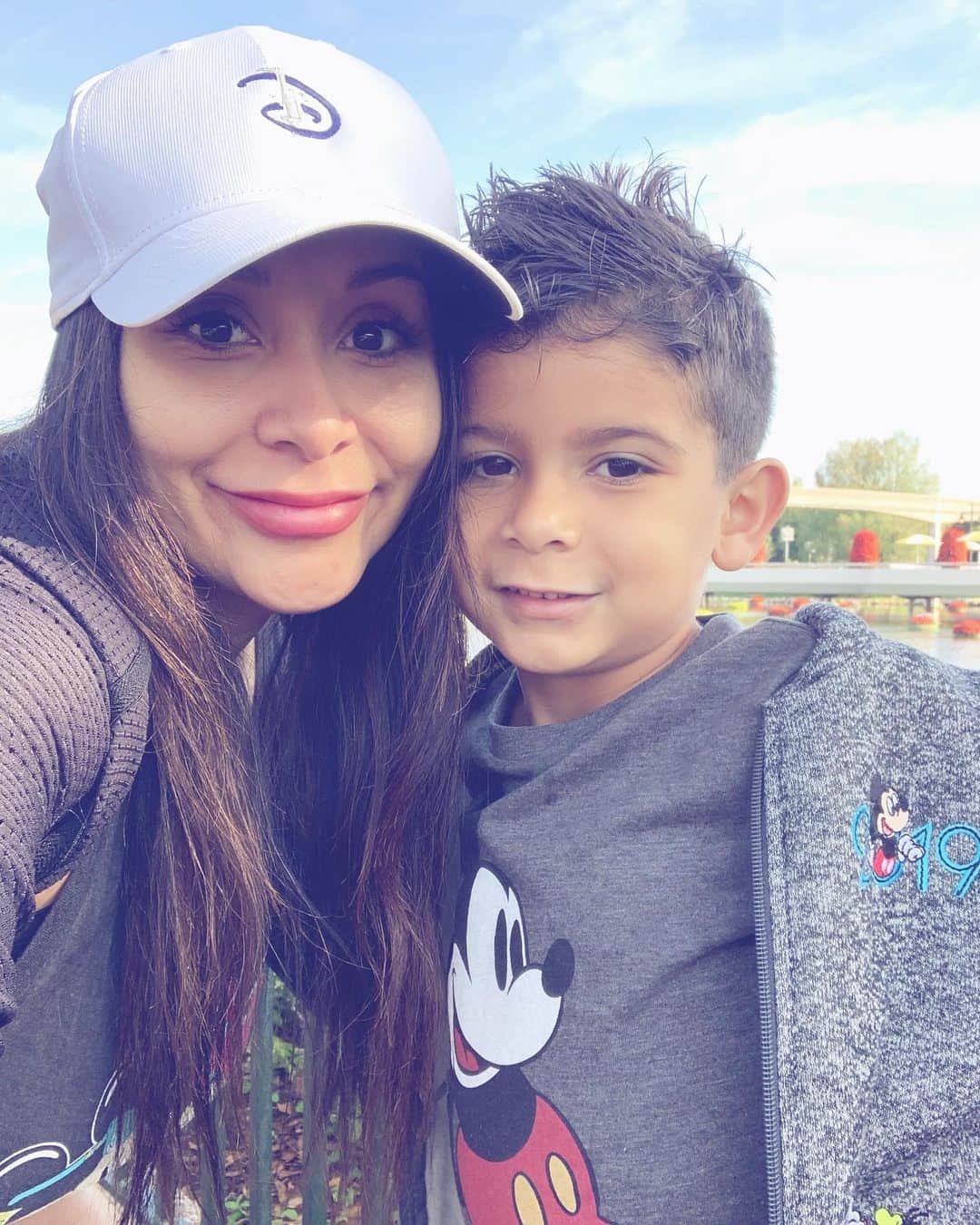ニコール・ ポリッツィのインスタグラム：「You’re my Zing babe. 👩‍👦」