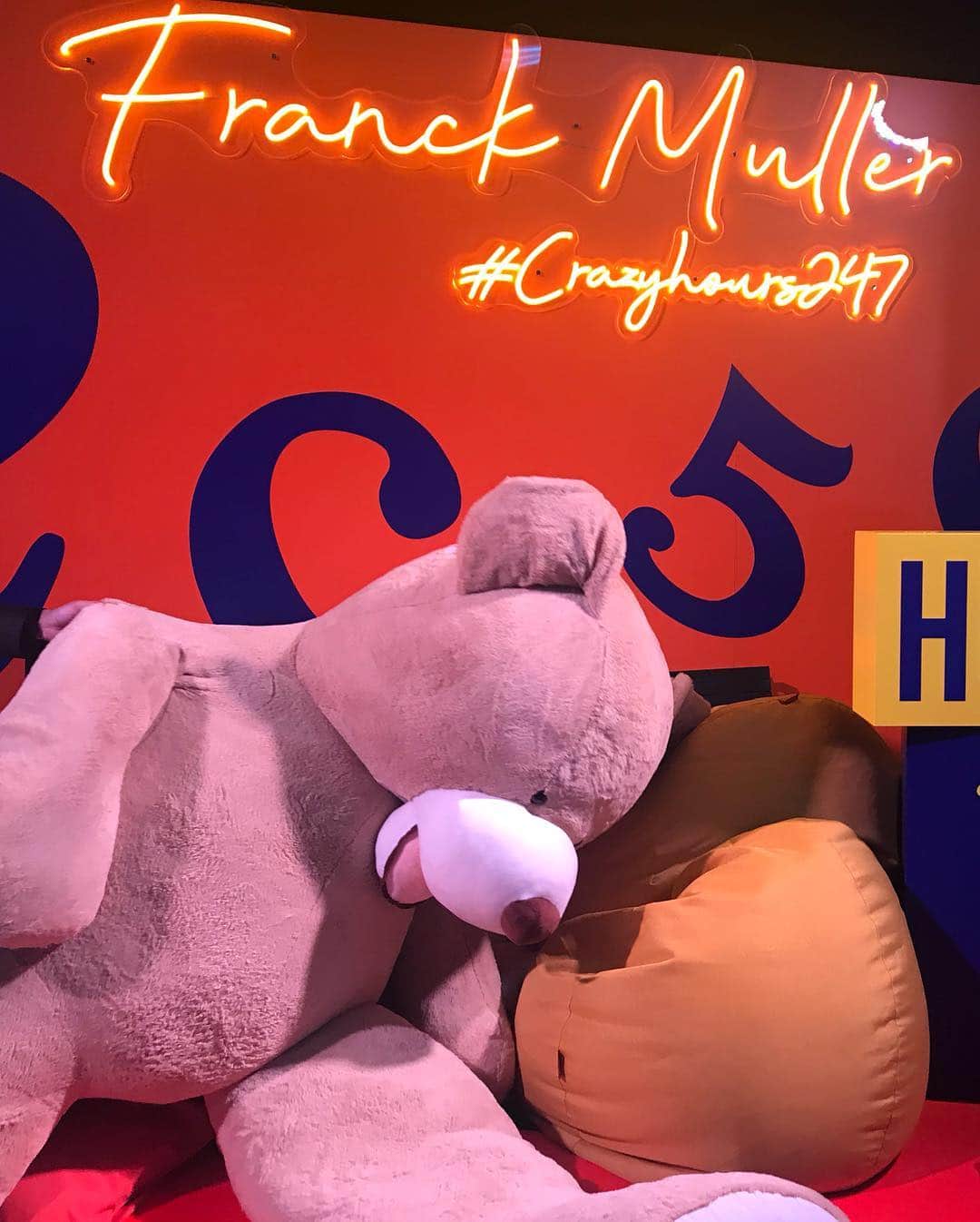 吉川プリアンカさんのインスタグラム写真 - (吉川プリアンカInstagram)「By the time I went to go get a hug Teddy was wasted🧸⚡️🍸 . #Crazyhours247 #frankmuller #HKArtMonth #Artweek #HongKong #Love #Hugme #香港 #フランクミューラー #ぷり旅」4月3日 22時34分 - priyankayoshikawa