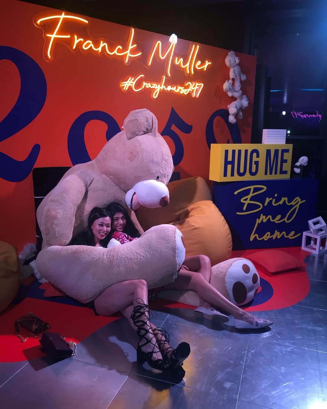 吉川プリアンカさんのインスタグラム写真 - (吉川プリアンカInstagram)「By the time I went to go get a hug Teddy was wasted🧸⚡️🍸 . #Crazyhours247 #frankmuller #HKArtMonth #Artweek #HongKong #Love #Hugme #香港 #フランクミューラー #ぷり旅」4月3日 22時34分 - priyankayoshikawa