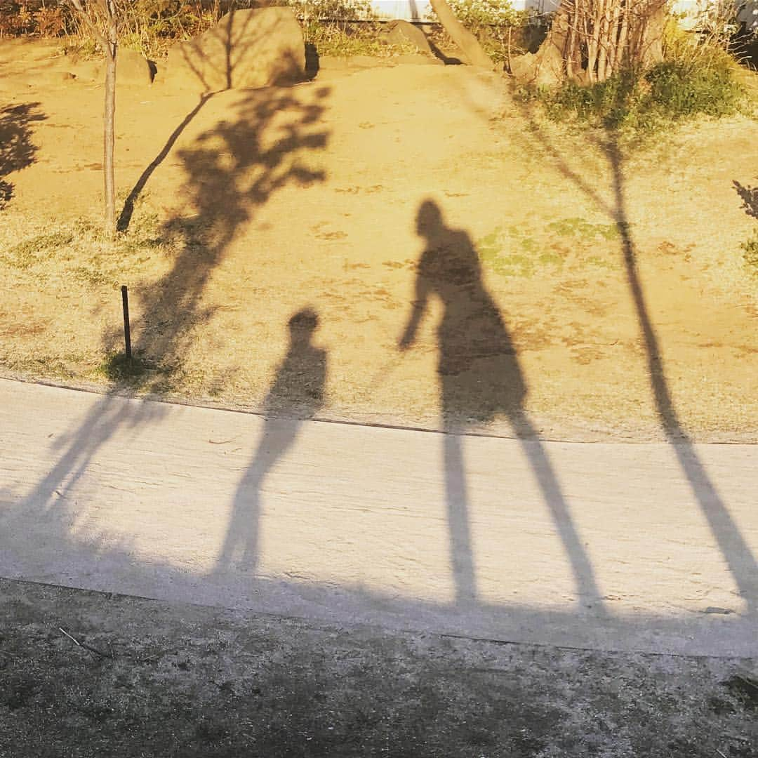 氷浦紫さんのインスタグラム写真 - (氷浦紫Instagram)「#脚長#影#夕暮れ#公園#park#SHADOW#Spring#sunset#親子#mysun #MYtreasure#男の子ママ」4月3日 22時35分 - yukalihiula