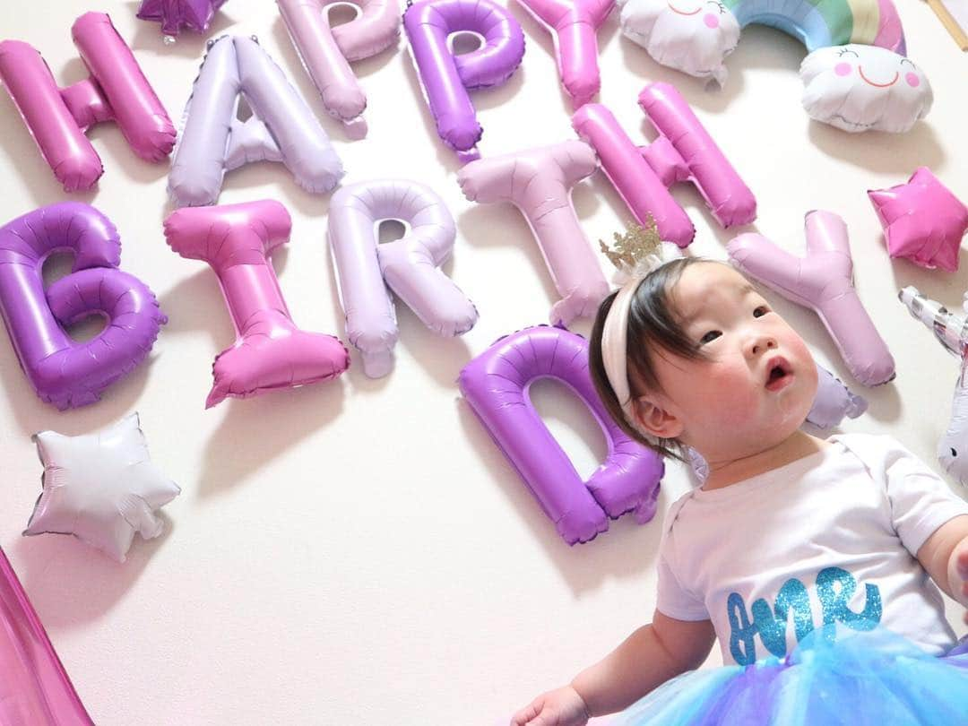 谷田部洸太郎のインスタグラム：「2019.4.3 希絆の誕生日🎂 1歳になりました👧🏻 1年経つのが早い🌸 おめでとうぐんぐん元気に成長してね😏👍 #祝1歳 #希絆 #もぐもぐ  #いっぱい食べて #180センチくらいになってほしい #メルちゃん好きみたい #女の子なんだなぁ #押忍だなぁ」