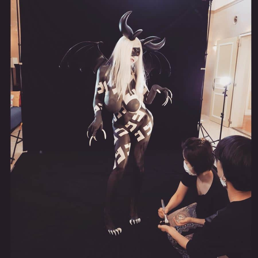 沖田杏梨さんのインスタグラム写真 - (沖田杏梨Instagram)「Production cost $11000000 online game is coming out!!(Japan only at the moment) I had a super bodypaint to be an Enemy from world champion Ai. @tokyo.bodypainting  制作費12億円の超大作インターネットゲームのエネミーをさせて頂きました！ 世界一を獲得したボディペインターのAiさんにやってもらいました。 因みに羽も角も全部手作り！！ ヒューマンストーリーと3Dアクションがすごく面白そうです！ぜひ🧚‍♀️ #マジカミ #MGCM #anriokita #bodypaint #gamecharacter #cosplay 事前登録URL magicami.jp」4月3日 22時44分 - anri_okita