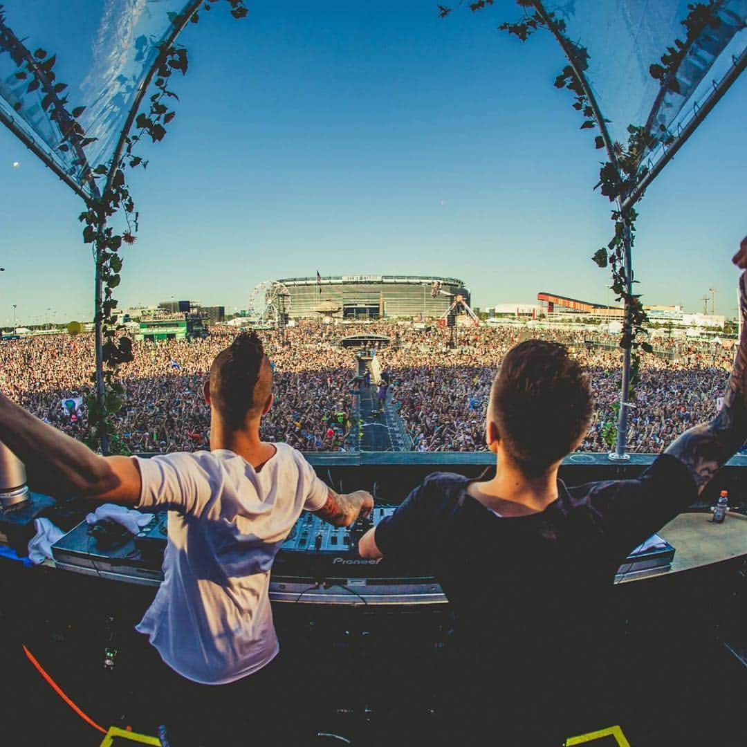 Spinnin' Recordsさんのインスタグラム写真 - (Spinnin' RecordsInstagram)「Hi guys, we are Thom & Idir and better known as @Blasterjaxx. You might know us from several releases we’ve been dropping since 2010!! After releasing multiple successful singles we wanted to give ourselves a new challenge and decided to start working on our album. The process took us little over two years and our track ‘Super Friends’ is the first single of this album. Being friends for over 9 years, experienced many ups and downs, made uncountable memories and really know each other more than anyone else, this all made us select: Super Friends as the perfect anthem for friendship in every form and shape. Thanks to all of you for supporting and believing in us. We’re all Super Friends! Want to know more about us and and what we know about each other, check our Youtube channel! #spinninspotlight #blasterjaxx #superfriends #jackwilby #spinninrecords #outnow」4月3日 22時50分 - spinninrecords