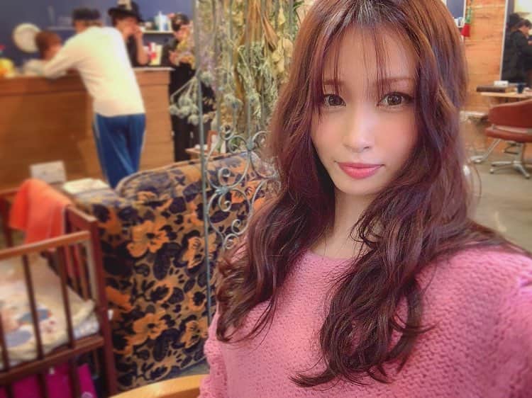 横町ももこさんのインスタグラム写真 - (横町ももこInstagram)「💖 . やっとヘアメンテいけた💇‍♀️💕 . 髪色暗めにしたかったけど春らしくピンクっぽさを残してトーン落としていい感じに大人っぽさ👍🌸 . 1ヶ月以上メンテナンスできてなくてパッサパサだった毛先も スーパースペシャルおフェロ系トリートメント(私が勝手に名付けてる)でとぅるっとぅるに生き返った🤤❤️ . 1ヶ月ぶりのWANIさんたちとブチ上げトークで笑いっぱなしだった🤣 @wanikun ありがとう🐊💕 . #メンテナンス#ヘアメンテナンス#newcolor #美容室#オレンジ #sakura#pink#桜#お花見#平成最後#hairsalon#hair#treatment#haircolor#makeup#hairstyle#hairmake#orange#ゆるふわ#モテ巻き#ふわ巻き#サラツヤヘアー #モテ髪#美髪#ツヤ髪#WANIさん #pinkmonster#lovepink#ピンクおばけ#ピンクモンスター」4月3日 22時55分 - momochadayo