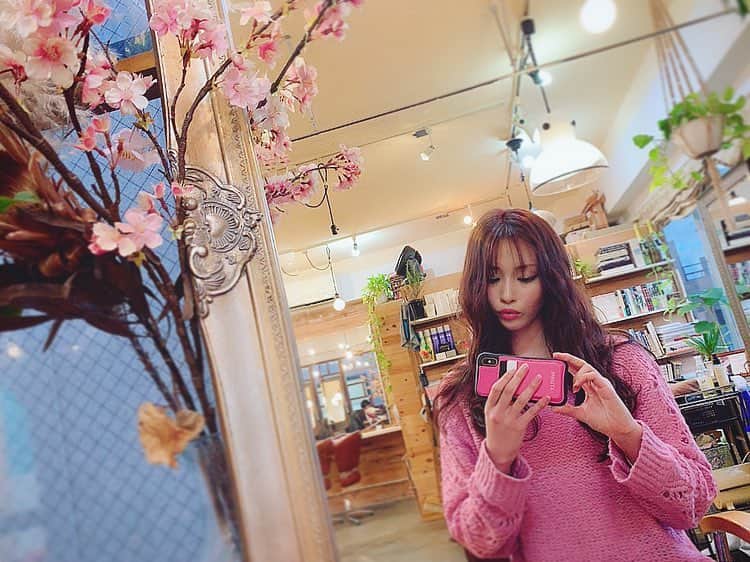 横町ももこさんのインスタグラム写真 - (横町ももこInstagram)「💖 . やっとヘアメンテいけた💇‍♀️💕 . 髪色暗めにしたかったけど春らしくピンクっぽさを残してトーン落としていい感じに大人っぽさ👍🌸 . 1ヶ月以上メンテナンスできてなくてパッサパサだった毛先も スーパースペシャルおフェロ系トリートメント(私が勝手に名付けてる)でとぅるっとぅるに生き返った🤤❤️ . 1ヶ月ぶりのWANIさんたちとブチ上げトークで笑いっぱなしだった🤣 @wanikun ありがとう🐊💕 . #メンテナンス#ヘアメンテナンス#newcolor #美容室#オレンジ #sakura#pink#桜#お花見#平成最後#hairsalon#hair#treatment#haircolor#makeup#hairstyle#hairmake#orange#ゆるふわ#モテ巻き#ふわ巻き#サラツヤヘアー #モテ髪#美髪#ツヤ髪#WANIさん #pinkmonster#lovepink#ピンクおばけ#ピンクモンスター」4月3日 22時55分 - momochadayo