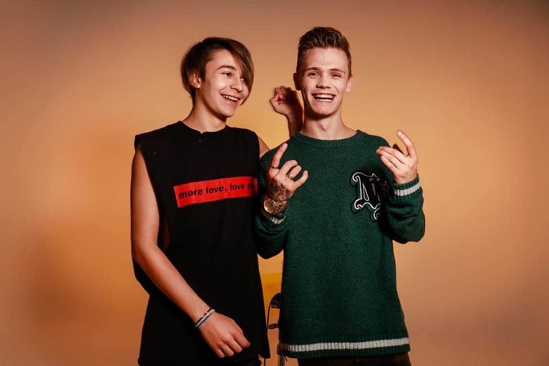 Bars and Melodyさんのインスタグラム写真 - (Bars and MelodyInstagram)「gigglin, hehe xd. tour is so much fun. hannover today. so excited. see ya there.」4月3日 22時56分 - barsandmelody
