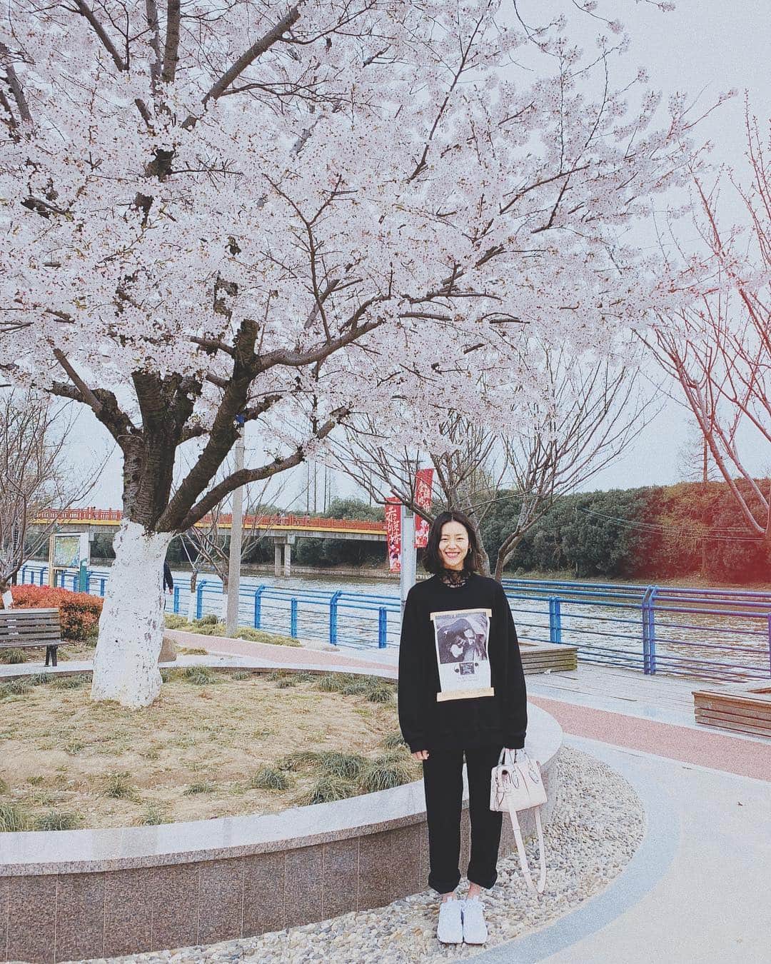 リウ・ウェンのインスタグラム：「I look like I am off to school 🏫」