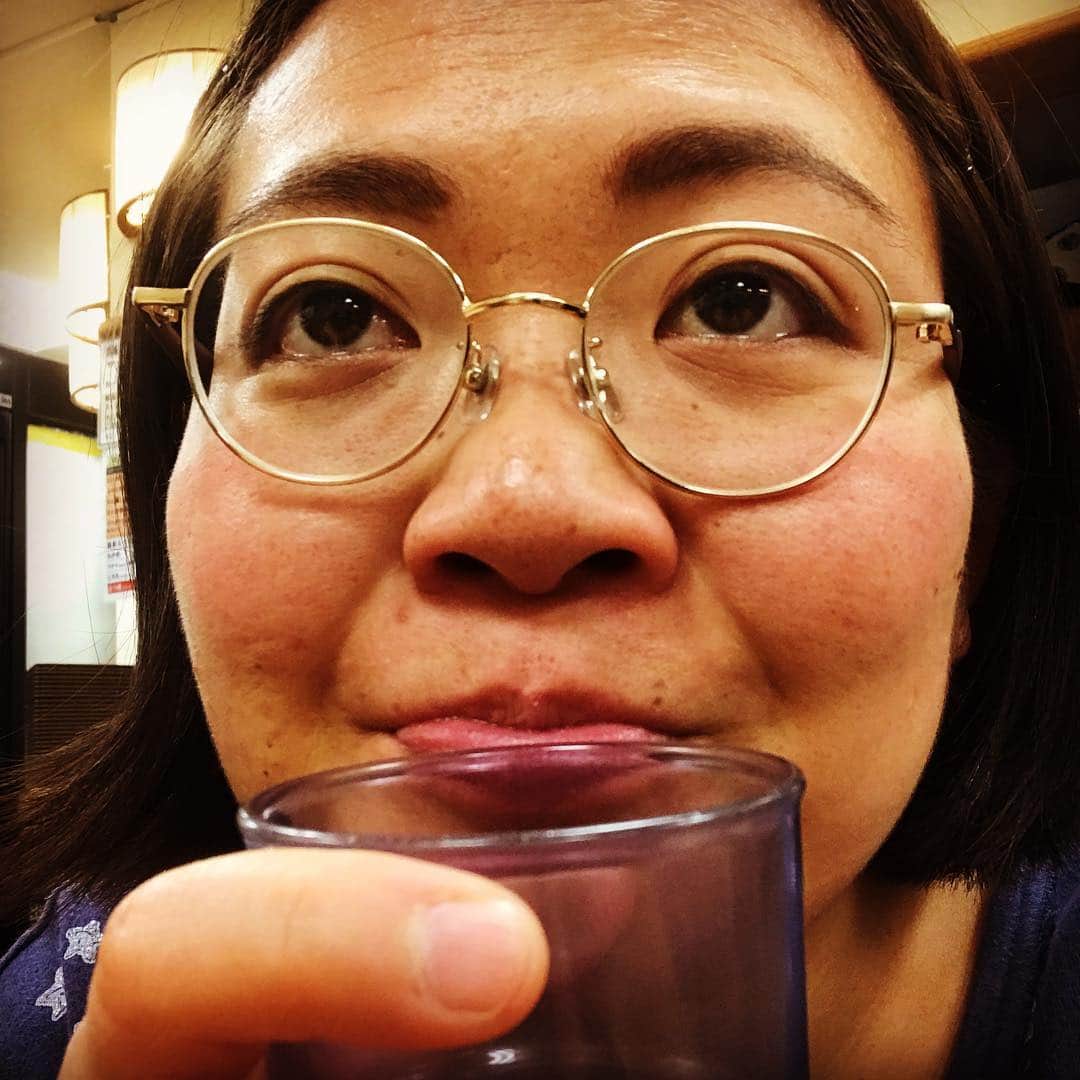 山田しょうこさんのインスタグラム写真 - (山田しょうこInstagram)「・ 今日はちょっとライブで落ち込んで、 でも落ち込んだまま家に帰るのは嫌で、 富士そばに駆け込み寺。 紅生姜の色に元気をもらい、 真っ赤な七味に気合を入れてもらった。 温かいおつゆが疲れた体にしみるよ。 蕎麦湯を飲んでほっと一息 よし、家帰ってごはん作ろう #富士そば  #生姜天そば #赤 #紅  #おいしい  #美味しいもの食べたら即元気マン」4月3日 23時14分 - shokokrake0611