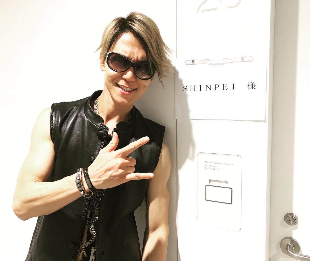 のインスタグラム：「有吉反省会をご覧いただいた皆さん、ありがとうございました！﻿ ﻿ 我が家の収納をもう少し紹介。﻿ ﻿ 冷蔵庫：収納ケースで仕切って「指定席」を作ってやるとゴチャゴチャせず快適に使えます。﻿ ﻿ 靴箱：靴を並べて収納するのではなく、前後交互に収納するとデッドスペースが活用出来ます！﻿ ﻿ 家事最高！﻿ ﻿ #有吉反省会 #暮らしに役立つギタリスト #炊事洗濯ロックンロール #BREAKERZ #SHINPEI」