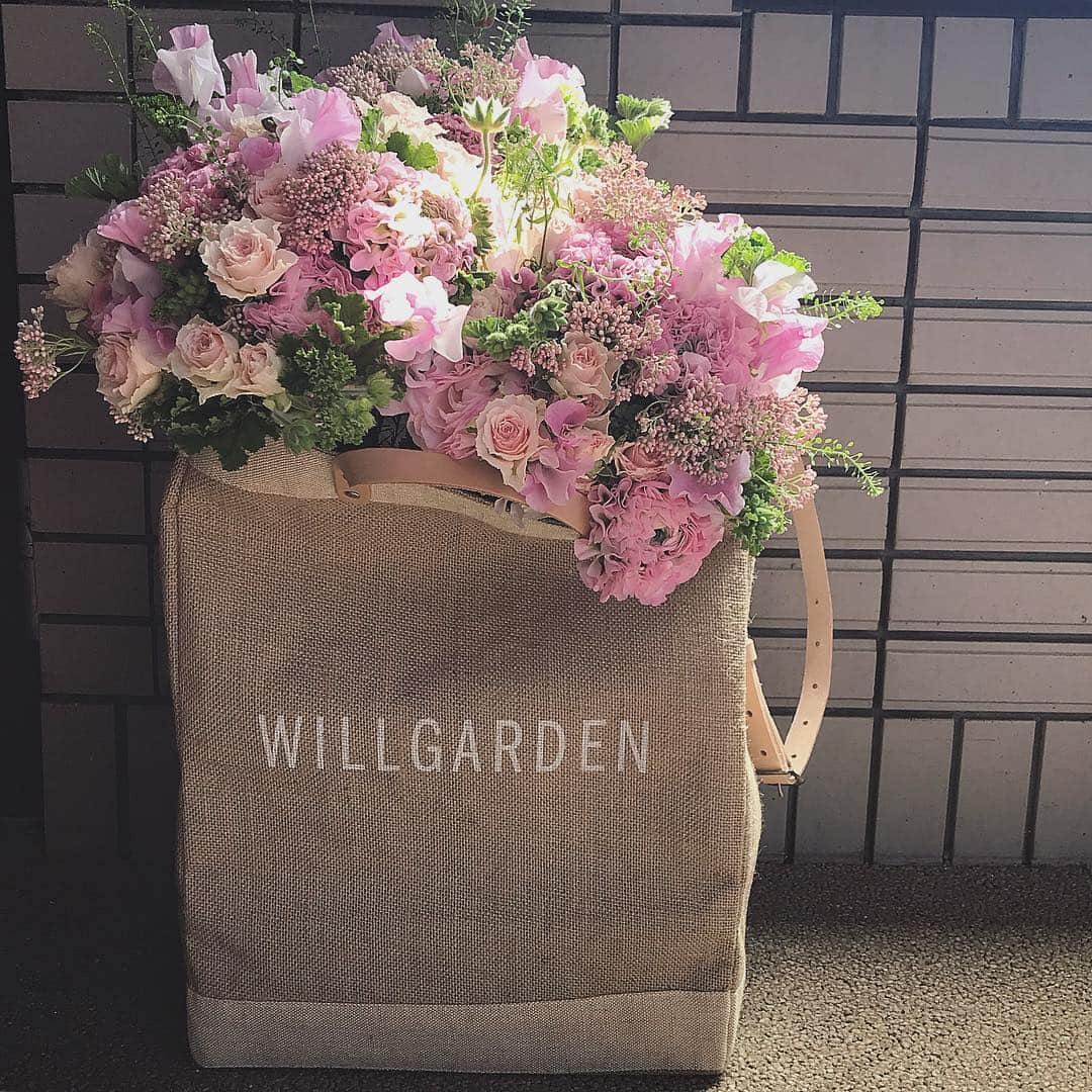 畑野ひろ子のインスタグラム：「@apolis のマーケットバッグに、 @willgarden_official のネームを入れてもらいました。 肩から掛けられるベルト付きだから、仕入れにも便利😊 #apolis #willgarden #flower #flowers」