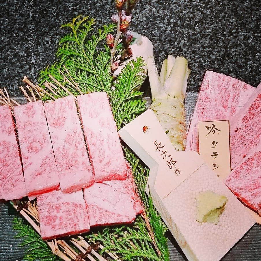 尾崎牛_肉割烹_吟_難波さんのインスタグラム写真 - (尾崎牛_肉割烹_吟_難波Instagram)「こんばんは🌙😃❗ 桜が満開ですね🎵 吟なんばは、元気に連日営業しております。 おいしい尾崎牛を是非召し上がってくださいませ🎵 写真は、右がクラシタ、左がリブロースです。 皆様のご来店お待ちいたしております。お気軽にお立ち寄り下さいませ‼  #肉割烹吟 #尾崎牛 #和牛 #幻の肉 #割烹 #和食  #ミナミ #難波 #夜景 #個室 #デート #記念日 #接待  #nambahips #ozakibeef #肉割烹」4月3日 23時07分 - gin.namba