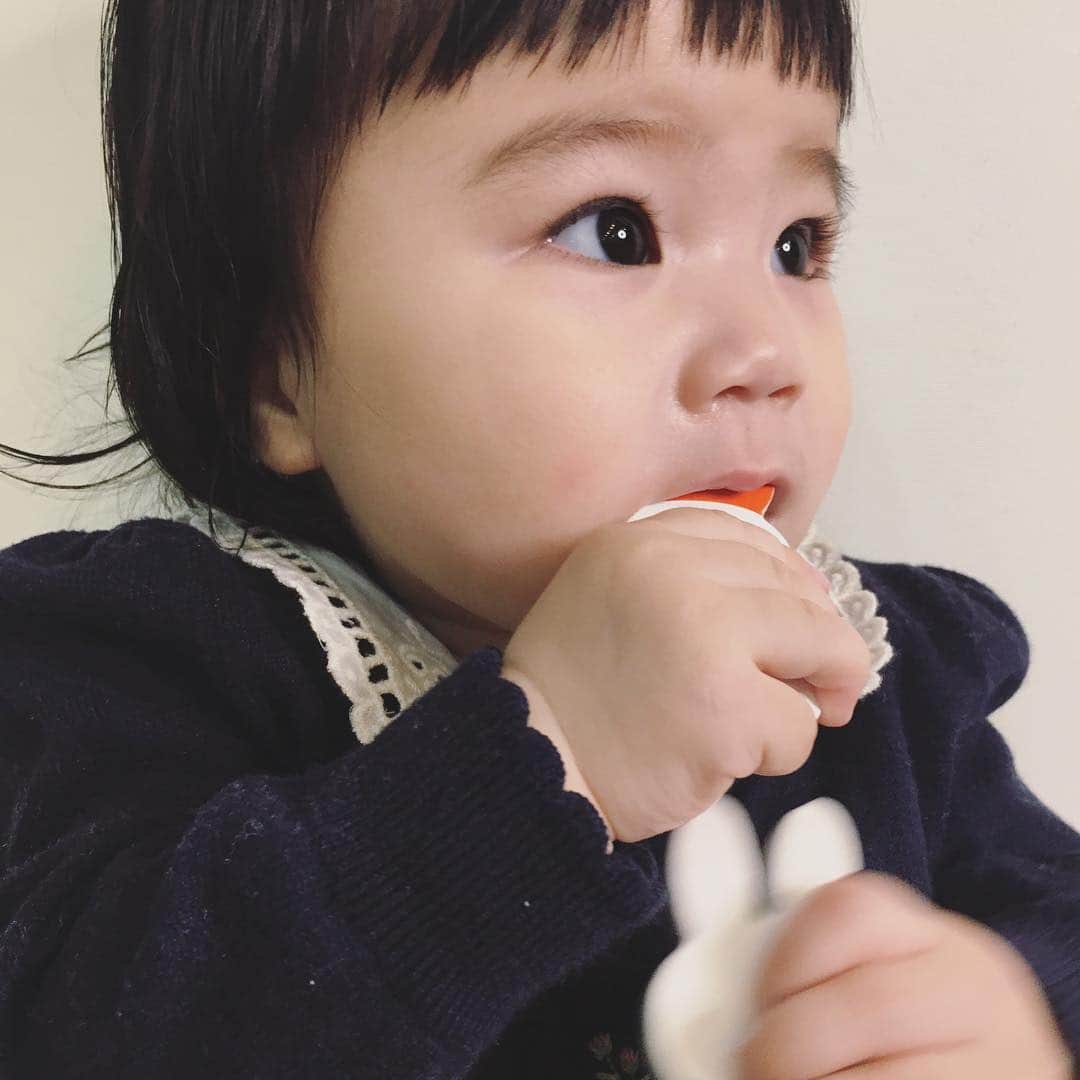 小松美緒のインスタグラム：「４月スタートしました🌸  娘も認可保育園に通うことに決まり、 それに伴い４月１３日土曜から基本、毎週土曜もご予約を承る事が可能になりました！  お時間は平日と同じAM10:00〜PM5:00の出勤です。  そして４月からホットペッパーでのご予約も可能になりました。 ※ホットペッパー内だと平日は12時以降のご予約しかお取りできないので、引き続き午前中のご予約を希望の際は直接連絡か、DM、又はお店へのお問い合わせをお願い致します。  日曜、祝日は㊗️おやすみいただきます。 ※まだイレギュラーな娘の体調によるお休みなどでご迷惑をおかけすることもあると思います。ご予約いただいた日にち、時間の変更や担当の変更をお願いしてしまうこともまだあるかと思いますが、申し訳ありませんが、そちらもご了承ください。  何かご不明な点があれば何なりと直接ご連絡下さい。  今まで通りDM、LINEでもご予約👌承ります♡ １月から今までも直接ご連絡くださって時間を合わせて来て下さったお客様、本当に感謝です。  わたしからご連絡が間に合わなかったにもかかわらず、この場で見てくれたりお店にお電話で問い合わせて下さった方、本当にありがとうございました。  これからもよろしくお願い致します！！ 6.７月頃には @balloon_hair の新店舗もopen予定です。 それに向けてもスタッフみんなと一緒に私も更に🎈盛り上げていきたいと思っています。  どうぞ、よろしくお願い致します。  #働くかあちゃんがんばるぞ♡」