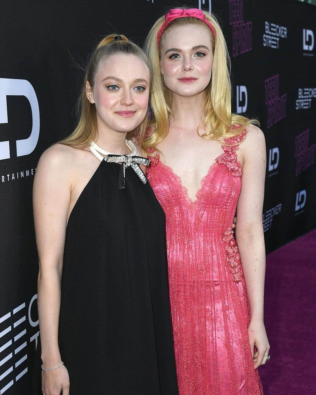 Just Jaredさんのインスタグラム写真 - (Just JaredInstagram)「@ellefanning in a @rodarte dress is supported by her big sister @dakotafanning at the premiere of “Teen Spirit.” #ElleFanning #Rodarte #DakotaFanning #TeenSpirit Photos: Getty」4月3日 14時18分 - justjared