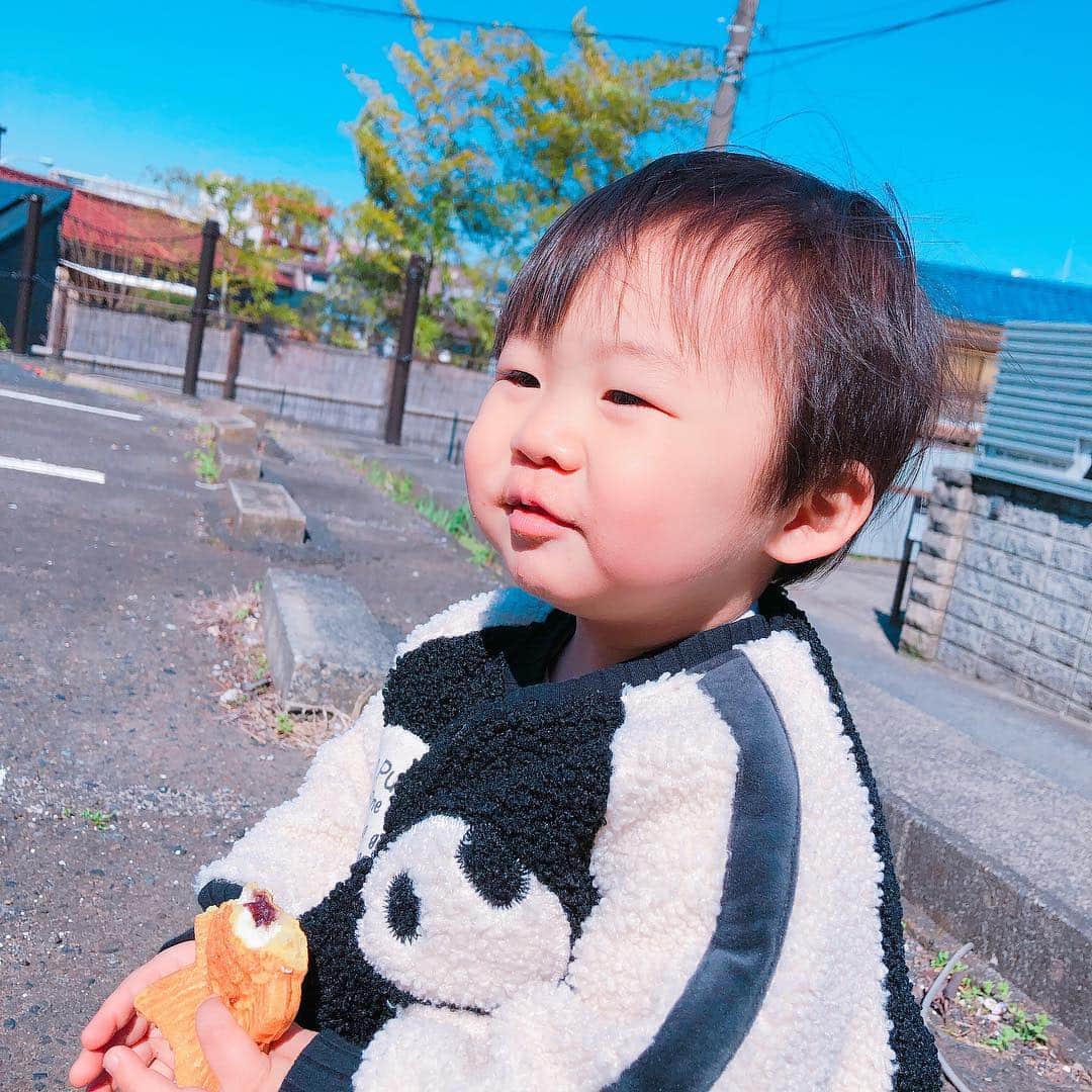 あやなんさんのインスタグラム写真 - (あやなんInstagram)「きょうはてんきがいいのぉ、、？たい焼きもうんめぇなぁ。  笑  #おじいちゃん#もうすぐ2歳」4月3日 14時29分 - ayachan_0619