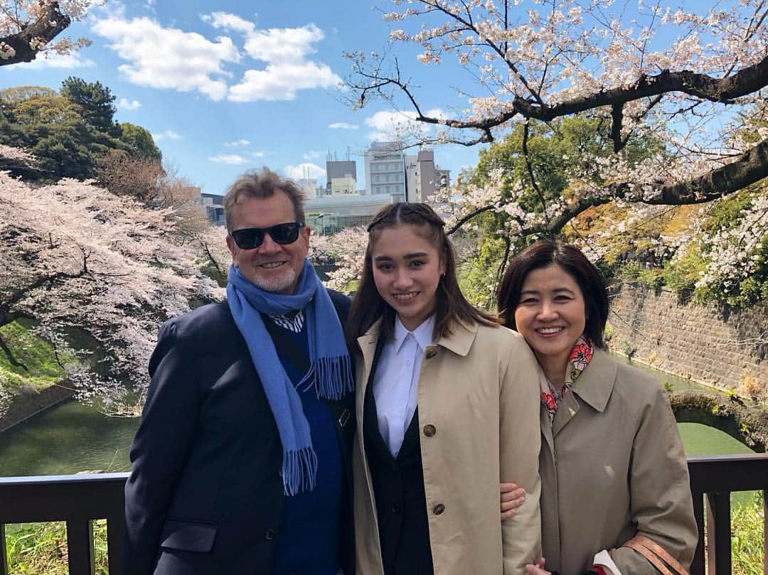 ベネット・マヤのインスタグラム：「法政大学4年間 よろしくお願います🙏🌸 #入学式 ＃大学生 #hosei #GIS #さくら」