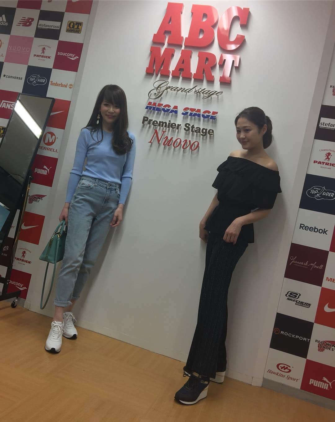 ラリソン彩華さんのインスタグラム写真 - (ラリソン彩華Instagram)「みんなで色違いで❣️ かわいいスニーカーゲット😍👟 ヒール高くてファッショナブルなのに加えてめちゃくちゃ歩きやすい❣️ オシャレして遠出したいときにもおすすめ❣️ #hawkinssport #ブリリアント #noheelsnolife #デニム #スニーカー」4月3日 14時42分 - ayakalarrison