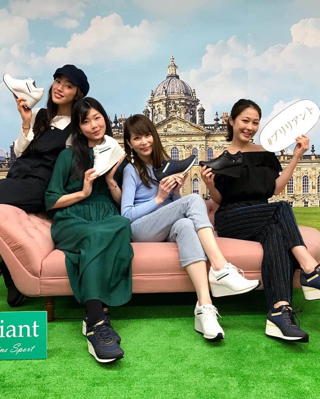 のインスタグラム：「みんなで色違いで❣️ かわいいスニーカーゲット😍👟 ヒール高くてファッショナブルなのに加えてめちゃくちゃ歩きやすい❣️ オシャレして遠出したいときにもおすすめ❣️ #hawkinssport #ブリリアント #noheelsnolife #デニム #スニーカー」