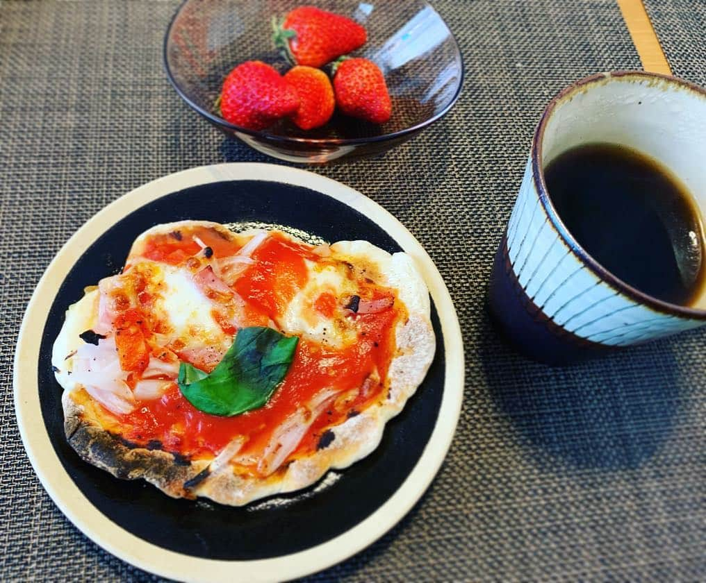 三倉茉奈さんのインスタグラム写真 - (三倉茉奈Instagram)「生地からピザ！なんかそれっぽく出来た！強力粉とドライイーストで、ほぼ発酵させず短時間でぱぱっと。1人用のとても小さめサイズ。フライパンで焼いて、最後に魚焼きグリルで焦げ目を。少ーしずつコツを掴んできた！でもまだまだ。やり出したらハマるタイプ。失敗するしなかなかうまく出来ないからより作りたくなる。 #ピザ作り #ブーム到来 #試行錯誤 #lunch  #pizza #cooking #coffee」4月3日 14時43分 - mana_mikura_official