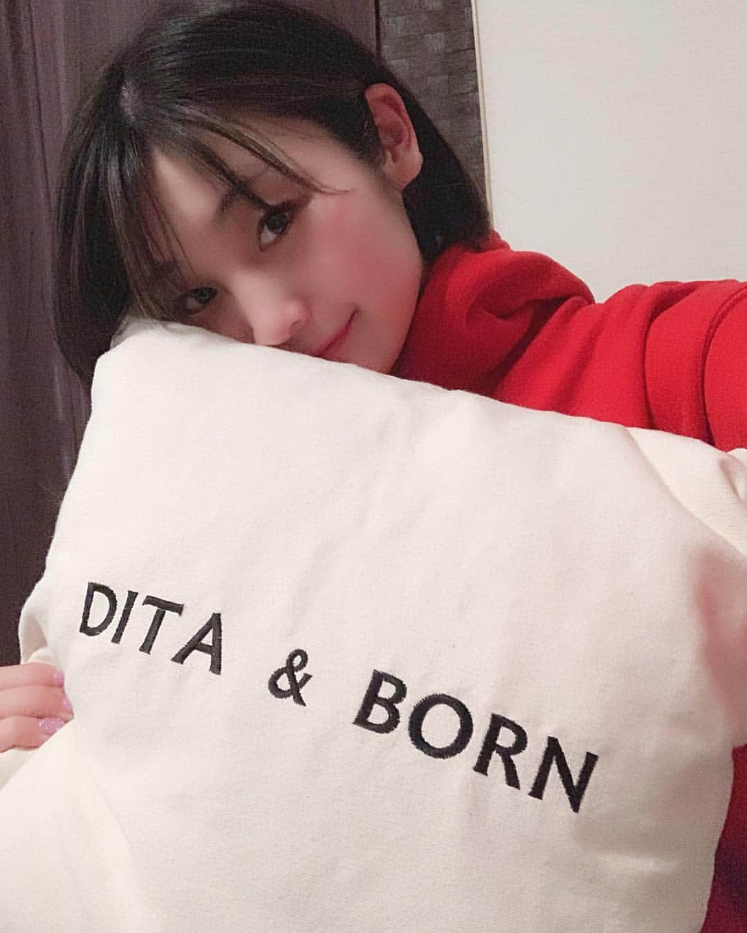 畑中奈緒美さんのインスタグラム写真 - (畑中奈緒美Instagram)「・ 先週、期間限定ショップで函館帰った時に気合い入れる為に @dita.and.born で顔を中心にケアしてもらったよ🧖‍♀️💖 化粧ノリもすごく良くなって、むくみも取れてスッキリ✨ 癒しの空間ですごく居心地良いし、何よりも施術してくれるまぁやさんが美しすぎて😍💓 何だかDIVA&RAMと名前も似てるし親近感💘 今度はゆっくりお話ししたいな🥰 また函館帰った時はよろしくお願いします☺️💕 #ditaandborn #hakodate #函館」4月3日 14時46分 - hatanaka_naomi