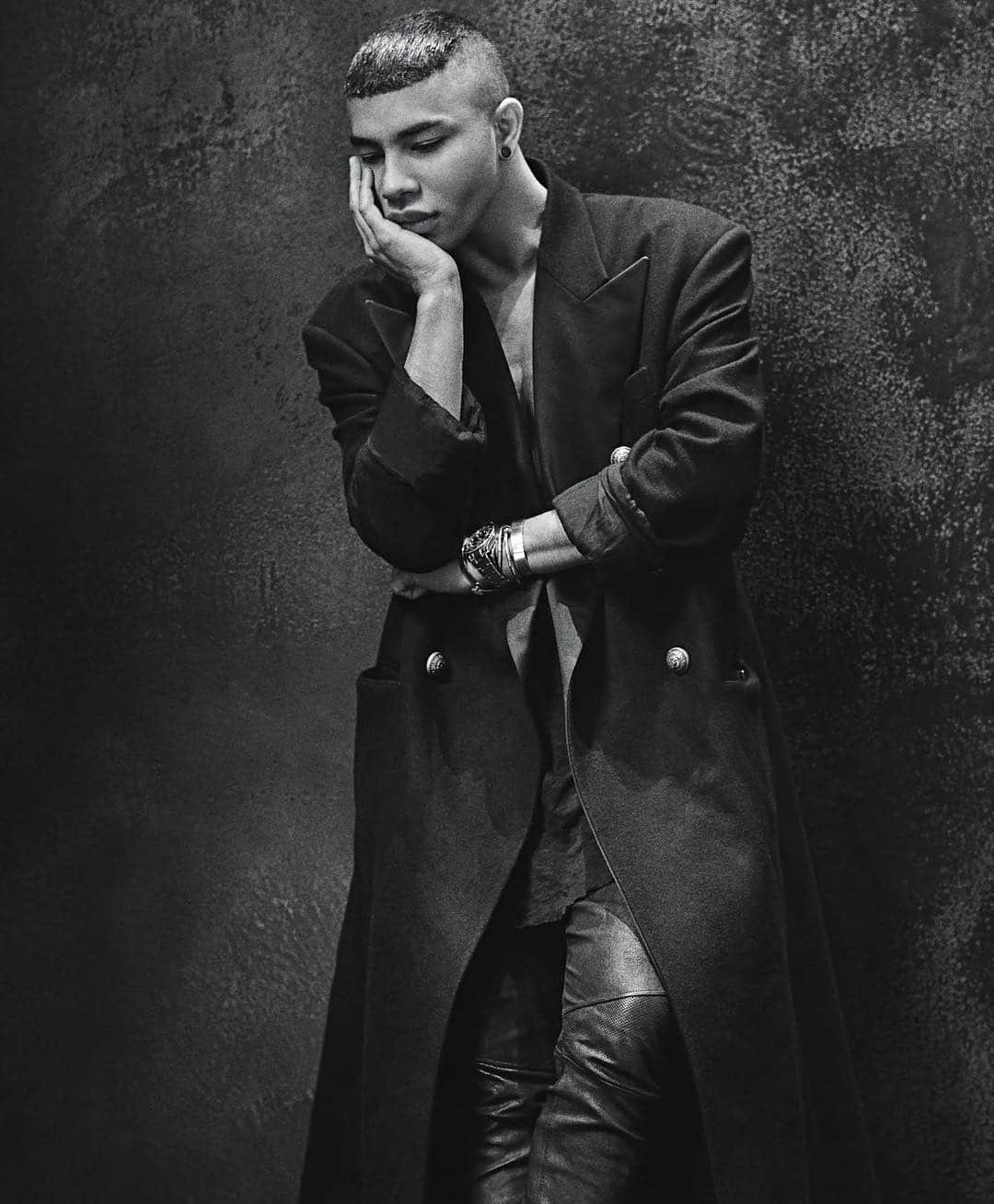 オリヴィエ・ルスタンさんのインスタグラム写真 - (オリヴィエ・ルスタンInstagram)「W KOREA 🖤」4月3日 14時51分 - olivier_rousteing