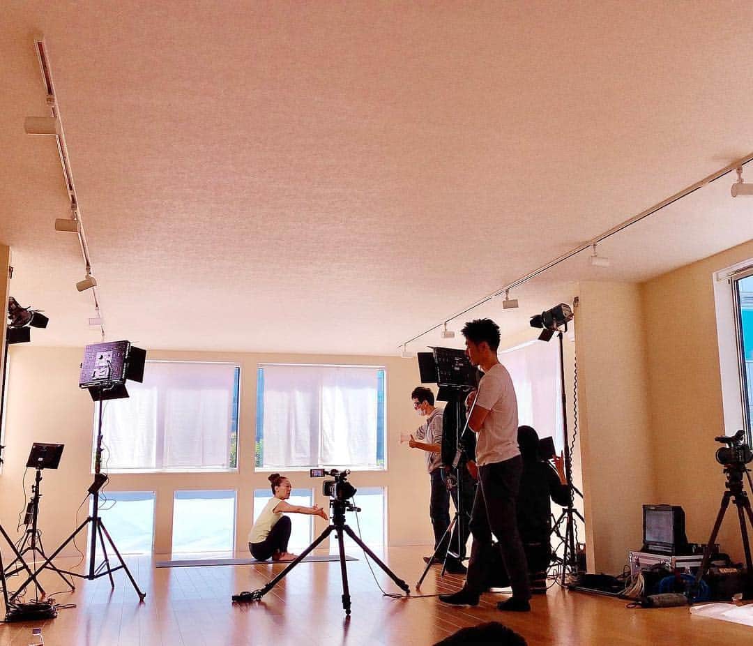 のインスタグラム：「ケン先生と出演者みんなでも( '༥' )ŧ‹”ŧ‹” それにしてもFumie先生のお手本が すご過ぎて驚きの連続でした‪\(ᯅ̈ )/‬‼️‼️ DVDをお楽しみに…\(* ¨̮ *)/💕 ✼••┈┈┈┈┈┈┈┈┈┈┈┈┈┈┈┈••✼ #ケンハラクマ 先生 #アシュタンガヨガ #DVD撮影 #shooting #インターナショナルヨガセンター #ヨガ #ootd #fitgirl #sport  #workout #fitness #training #織田千穂 #yogagirl  #gymstyle #fashion #gymfashion #sporty  #healthy #fit #フィットネス #bodymake #cordinate #もぐもぐタイム #トレーニング #bodyglove #フィットネス女子 #bodygloveactive #スポーツウェア #ジム活 @ekalosangelesjapan トップス(CC010132) ✼••┈┈┈┈┈┈┈┈┈┈┈┈┈┈┈┈••✼」