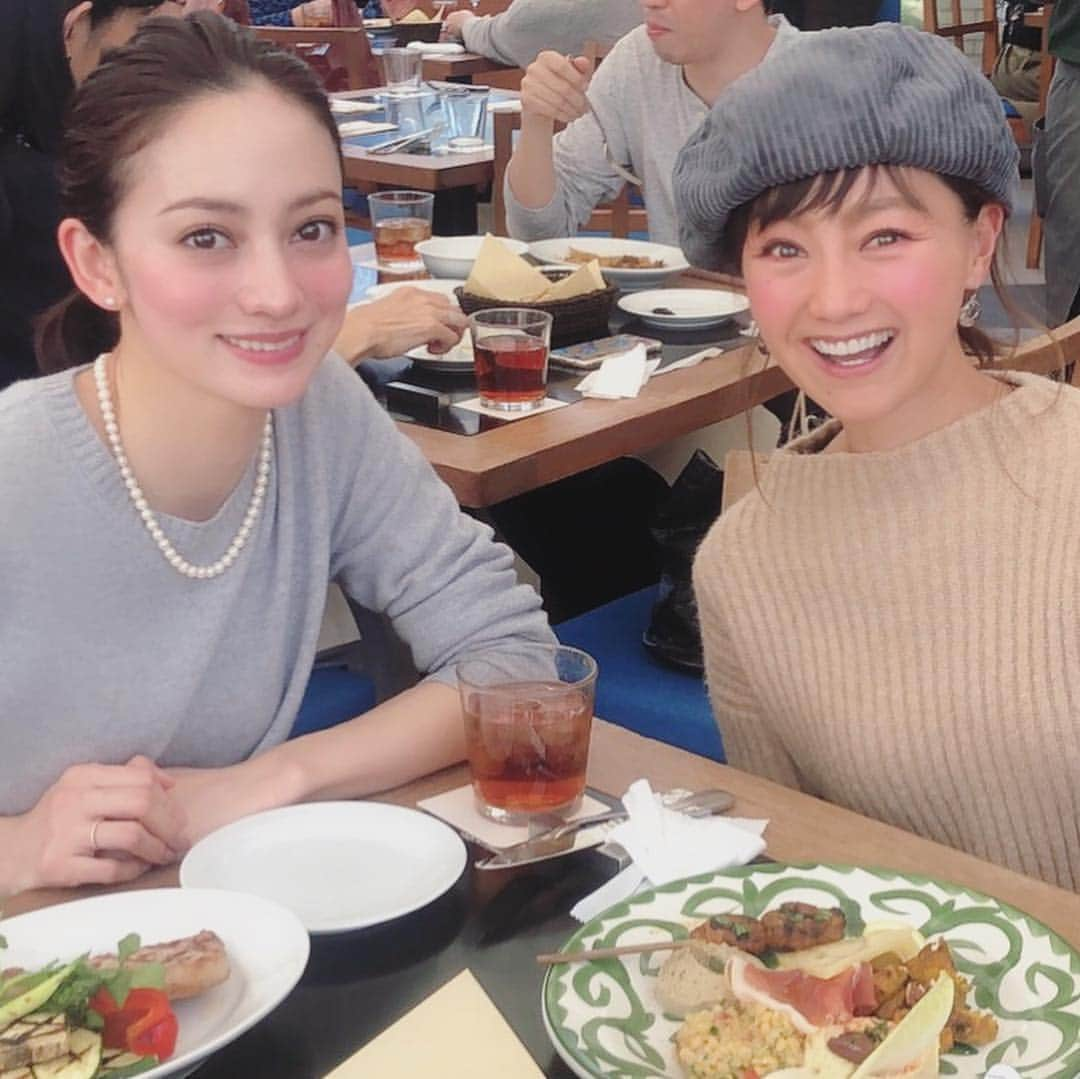 英玲奈さんのインスタグラム写真 - (英玲奈Instagram)「数年ぶりに、 #福島和可菜ちゃん と^_^ 共通の趣味がいくつかありながらも、 性格は全然違うかも！ 和可菜ちゃんは、趣味をちゃんと形にしていつも全力でぶつかって行くから、私はとても尊敬してます╰(*´︶`*)╯♡ 同じ趣味を持っていても、ビビリな私はインプットばかりで保守的だからw 会うといつも元気をもらえる！  結婚してから会えてなかったから、とプレゼントまでいただいちゃった！ 可愛いお魚石鹸💕 可愛いだけでなく、お魚の匂いを取ってくれるそうで、大活躍の予感！  3枚目は和可菜ちゃんのバッグとお財布。 ルアー柄トートに頭の財布w 流石です（≧∇≦） 話し足りなかったからまた近々！！ 釣りも一緒に行きたいな！」4月3日 15時12分 - erena_erenyan