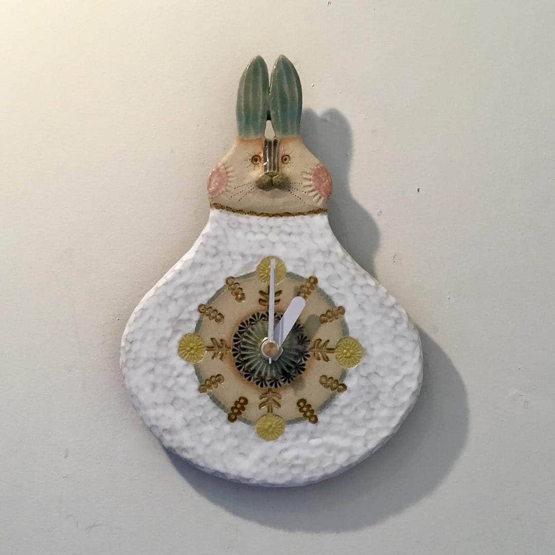 手紙社さんのインスタグラム写真 - (手紙社Instagram)「【柴田菜月個展『今日もいっしょ』at 鎌倉店、明日からスタートです】  明日から手紙舎鎌倉店で開催する、やきもの作家・柴田菜月さんの個展「今日もいっしょ」。先ほど搬入が完了しました！　黄色、白、水色、赤などカラフルな色をまとった鳥たちをはじめ、まんまるんのねこだるまや、ブランコに乗ったうさぎさんたちがとってもキュート。  初日の明日は柴田さんが在廊しますので、ぜひお立ち寄りください！ 【柴田菜月個展『今日もいっしょ』】 日程：4月4日（木）〜4月22日（月） 会場：手紙舎鎌倉店（神奈川県鎌倉市長谷2-5-41） tel ：0467-38-5035 営業時間：11:00～18:00（火・水曜日定休）  詳しくは▶︎プロフィールページのリンク「手紙社公式webサイト」手紙舎で行う個展 内「柴田菜月個展『今日もいっしょ』at 鎌倉店」へ  #手紙舎 #手紙社 #柴田菜月 #鎌倉店 #陶器 #やきもの #ねこ #ネコ #とり #鳥」4月3日 15時22分 - tegamisha