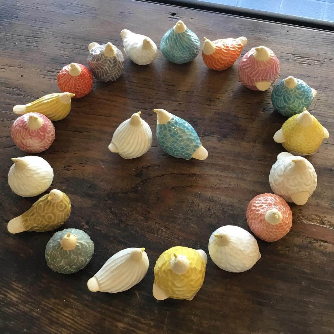 手紙社さんのインスタグラム写真 - (手紙社Instagram)「【柴田菜月個展『今日もいっしょ』at 鎌倉店、明日からスタートです】  明日から手紙舎鎌倉店で開催する、やきもの作家・柴田菜月さんの個展「今日もいっしょ」。先ほど搬入が完了しました！　黄色、白、水色、赤などカラフルな色をまとった鳥たちをはじめ、まんまるんのねこだるまや、ブランコに乗ったうさぎさんたちがとってもキュート。  初日の明日は柴田さんが在廊しますので、ぜひお立ち寄りください！ 【柴田菜月個展『今日もいっしょ』】 日程：4月4日（木）〜4月22日（月） 会場：手紙舎鎌倉店（神奈川県鎌倉市長谷2-5-41） tel ：0467-38-5035 営業時間：11:00～18:00（火・水曜日定休）  詳しくは▶︎プロフィールページのリンク「手紙社公式webサイト」手紙舎で行う個展 内「柴田菜月個展『今日もいっしょ』at 鎌倉店」へ  #手紙舎 #手紙社 #柴田菜月 #鎌倉店 #陶器 #やきもの #ねこ #ネコ #とり #鳥」4月3日 15時22分 - tegamisha