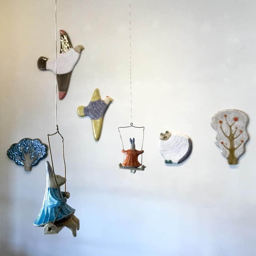 手紙社さんのインスタグラム写真 - (手紙社Instagram)「【柴田菜月個展『今日もいっしょ』at 鎌倉店、明日からスタートです】  明日から手紙舎鎌倉店で開催する、やきもの作家・柴田菜月さんの個展「今日もいっしょ」。先ほど搬入が完了しました！　黄色、白、水色、赤などカラフルな色をまとった鳥たちをはじめ、まんまるんのねこだるまや、ブランコに乗ったうさぎさんたちがとってもキュート。  初日の明日は柴田さんが在廊しますので、ぜひお立ち寄りください！ 【柴田菜月個展『今日もいっしょ』】 日程：4月4日（木）〜4月22日（月） 会場：手紙舎鎌倉店（神奈川県鎌倉市長谷2-5-41） tel ：0467-38-5035 営業時間：11:00～18:00（火・水曜日定休）  詳しくは▶︎プロフィールページのリンク「手紙社公式webサイト」手紙舎で行う個展 内「柴田菜月個展『今日もいっしょ』at 鎌倉店」へ  #手紙舎 #手紙社 #柴田菜月 #鎌倉店 #陶器 #やきもの #ねこ #ネコ #とり #鳥」4月3日 15時22分 - tegamisha