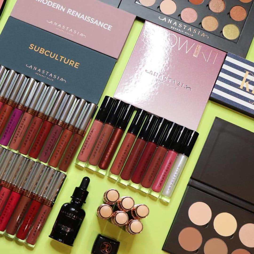 Anastasia Beverly Hillsさんのインスタグラム写真 - (Anastasia Beverly HillsInstagram)「We are filled with joy seeing hundreds of new ABH family members receive their packages 💕 #TheList @_lahrin_」4月3日 15時15分 - anastasiabeverlyhills