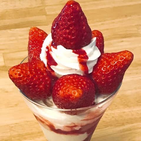 東京カレンダーさんのインスタグラム写真 - (東京カレンダーInstagram)「生クリームを囲むように6個もの紅ほっぺが贅沢に並び、いちごとラズベリーのミックスソースがかかったこちらのパフェ。「パフェなら断然いちご！」という人にこそぜひ味わっていただきたい。 #東京カレンダー #東カレ #tokyocalendar #sweets #パフェ #いちご #赤坂 #ホットケーキパーラーフルフル #紅ほっぺのパフェ」4月3日 15時15分 - tokyocalendar