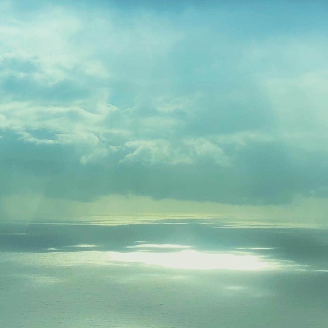 のインスタグラム：「This World Made Out of Miracle  この世界は奇跡で出来ている。  #island #earth #beach #ocean #enlightenment #eternity #light #pink #life #live ##surf #miyakoyamazaki #山崎美弥子」