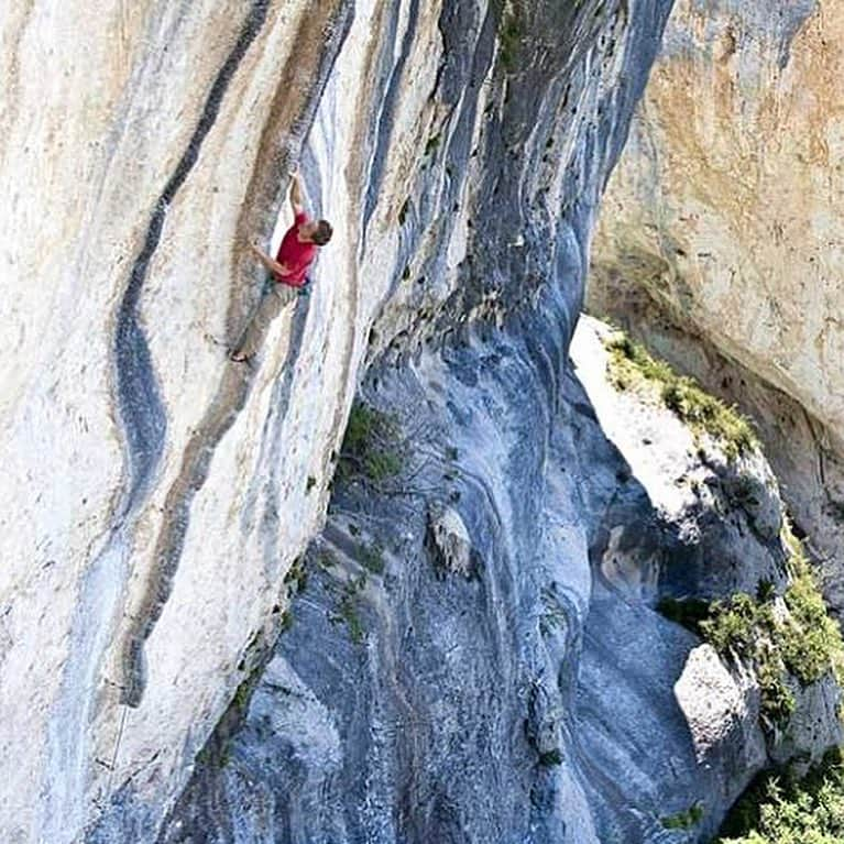 ニナ・カプレツさんのインスタグラム写真 - (ニナ・カプレツInstagram)「Verdon with love... ❤️❤️❤️ 2 days of climbing, 2 perles in the pocket: “Hulkosaure” a 60m 8b single tufa line (coconut tree climbing style) and “prise de cent”, a typical water drop 7a+ Verdon style multi pitch.  All those beauties with partner Ann Raber from California which, of course, felt in love with the Verdon Gorge... ( it’s not me climbing on the first pic of Hulk, we only made a poor butt shot...😜. But it’s to illustrate that outstanding line. It’s Christoph Louis, the person who bolted it.) #verdonforever #helmetup #scarpaclimb  @petzl_official @arcteryx @scarpaspa」4月3日 15時21分 - ninacaprez