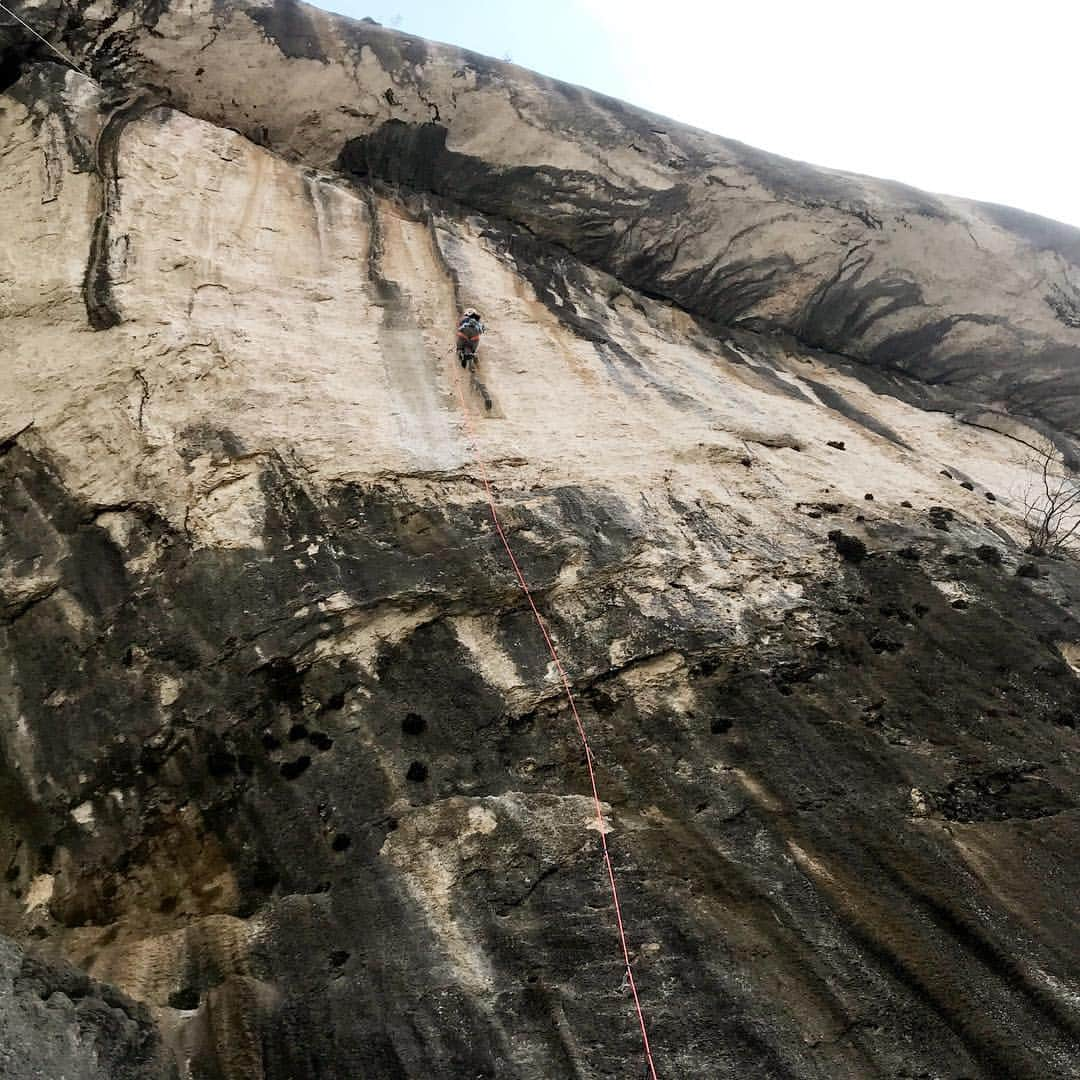 ニナ・カプレツさんのインスタグラム写真 - (ニナ・カプレツInstagram)「Verdon with love... ❤️❤️❤️ 2 days of climbing, 2 perles in the pocket: “Hulkosaure” a 60m 8b single tufa line (coconut tree climbing style) and “prise de cent”, a typical water drop 7a+ Verdon style multi pitch.  All those beauties with partner Ann Raber from California which, of course, felt in love with the Verdon Gorge... ( it’s not me climbing on the first pic of Hulk, we only made a poor butt shot...😜. But it’s to illustrate that outstanding line. It’s Christoph Louis, the person who bolted it.) #verdonforever #helmetup #scarpaclimb  @petzl_official @arcteryx @scarpaspa」4月3日 15時21分 - ninacaprez