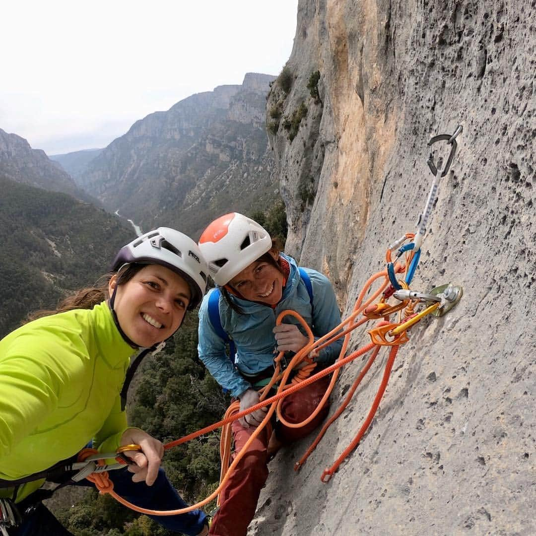 ニナ・カプレツさんのインスタグラム写真 - (ニナ・カプレツInstagram)「Verdon with love... ❤️❤️❤️ 2 days of climbing, 2 perles in the pocket: “Hulkosaure” a 60m 8b single tufa line (coconut tree climbing style) and “prise de cent”, a typical water drop 7a+ Verdon style multi pitch.  All those beauties with partner Ann Raber from California which, of course, felt in love with the Verdon Gorge... ( it’s not me climbing on the first pic of Hulk, we only made a poor butt shot...😜. But it’s to illustrate that outstanding line. It’s Christoph Louis, the person who bolted it.) #verdonforever #helmetup #scarpaclimb  @petzl_official @arcteryx @scarpaspa」4月3日 15時21分 - ninacaprez