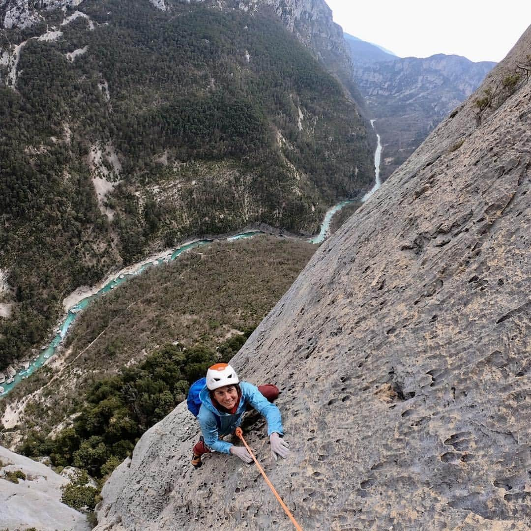 ニナ・カプレツさんのインスタグラム写真 - (ニナ・カプレツInstagram)「Verdon with love... ❤️❤️❤️ 2 days of climbing, 2 perles in the pocket: “Hulkosaure” a 60m 8b single tufa line (coconut tree climbing style) and “prise de cent”, a typical water drop 7a+ Verdon style multi pitch.  All those beauties with partner Ann Raber from California which, of course, felt in love with the Verdon Gorge... ( it’s not me climbing on the first pic of Hulk, we only made a poor butt shot...😜. But it’s to illustrate that outstanding line. It’s Christoph Louis, the person who bolted it.) #verdonforever #helmetup #scarpaclimb  @petzl_official @arcteryx @scarpaspa」4月3日 15時21分 - ninacaprez