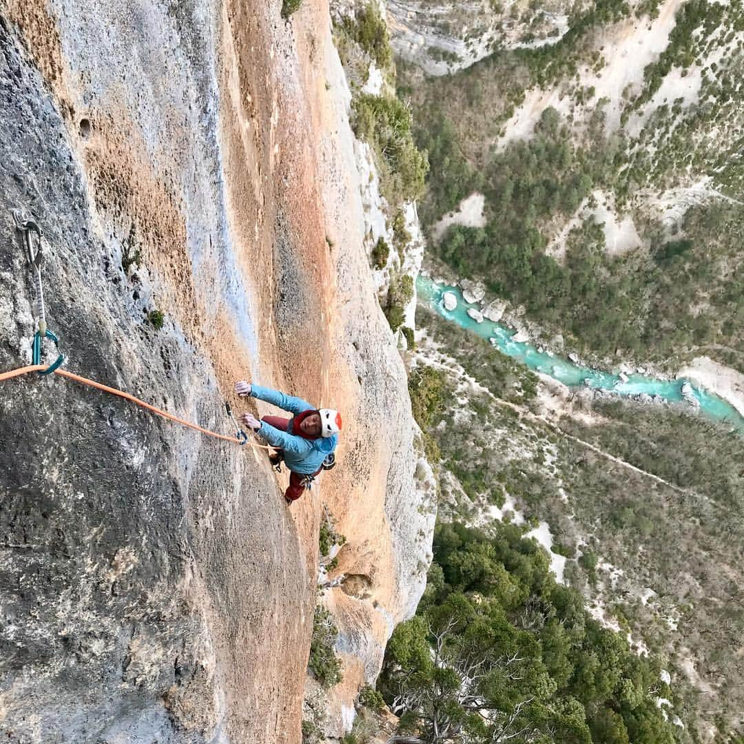 ニナ・カプレツさんのインスタグラム写真 - (ニナ・カプレツInstagram)「Verdon with love... ❤️❤️❤️ 2 days of climbing, 2 perles in the pocket: “Hulkosaure” a 60m 8b single tufa line (coconut tree climbing style) and “prise de cent”, a typical water drop 7a+ Verdon style multi pitch.  All those beauties with partner Ann Raber from California which, of course, felt in love with the Verdon Gorge... ( it’s not me climbing on the first pic of Hulk, we only made a poor butt shot...😜. But it’s to illustrate that outstanding line. It’s Christoph Louis, the person who bolted it.) #verdonforever #helmetup #scarpaclimb  @petzl_official @arcteryx @scarpaspa」4月3日 15時21分 - ninacaprez