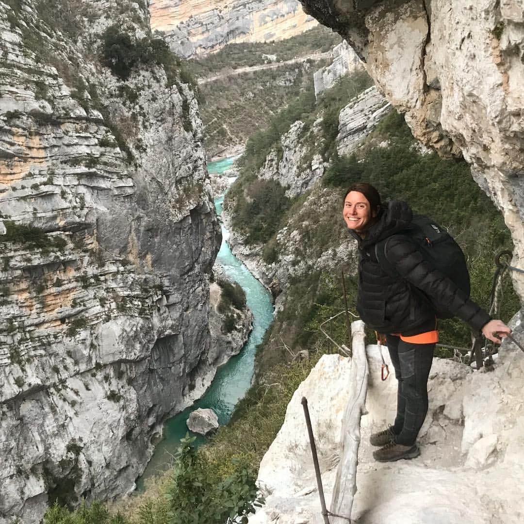 ニナ・カプレツさんのインスタグラム写真 - (ニナ・カプレツInstagram)「Verdon with love... ❤️❤️❤️ 2 days of climbing, 2 perles in the pocket: “Hulkosaure” a 60m 8b single tufa line (coconut tree climbing style) and “prise de cent”, a typical water drop 7a+ Verdon style multi pitch.  All those beauties with partner Ann Raber from California which, of course, felt in love with the Verdon Gorge... ( it’s not me climbing on the first pic of Hulk, we only made a poor butt shot...😜. But it’s to illustrate that outstanding line. It’s Christoph Louis, the person who bolted it.) #verdonforever #helmetup #scarpaclimb  @petzl_official @arcteryx @scarpaspa」4月3日 15時21分 - ninacaprez